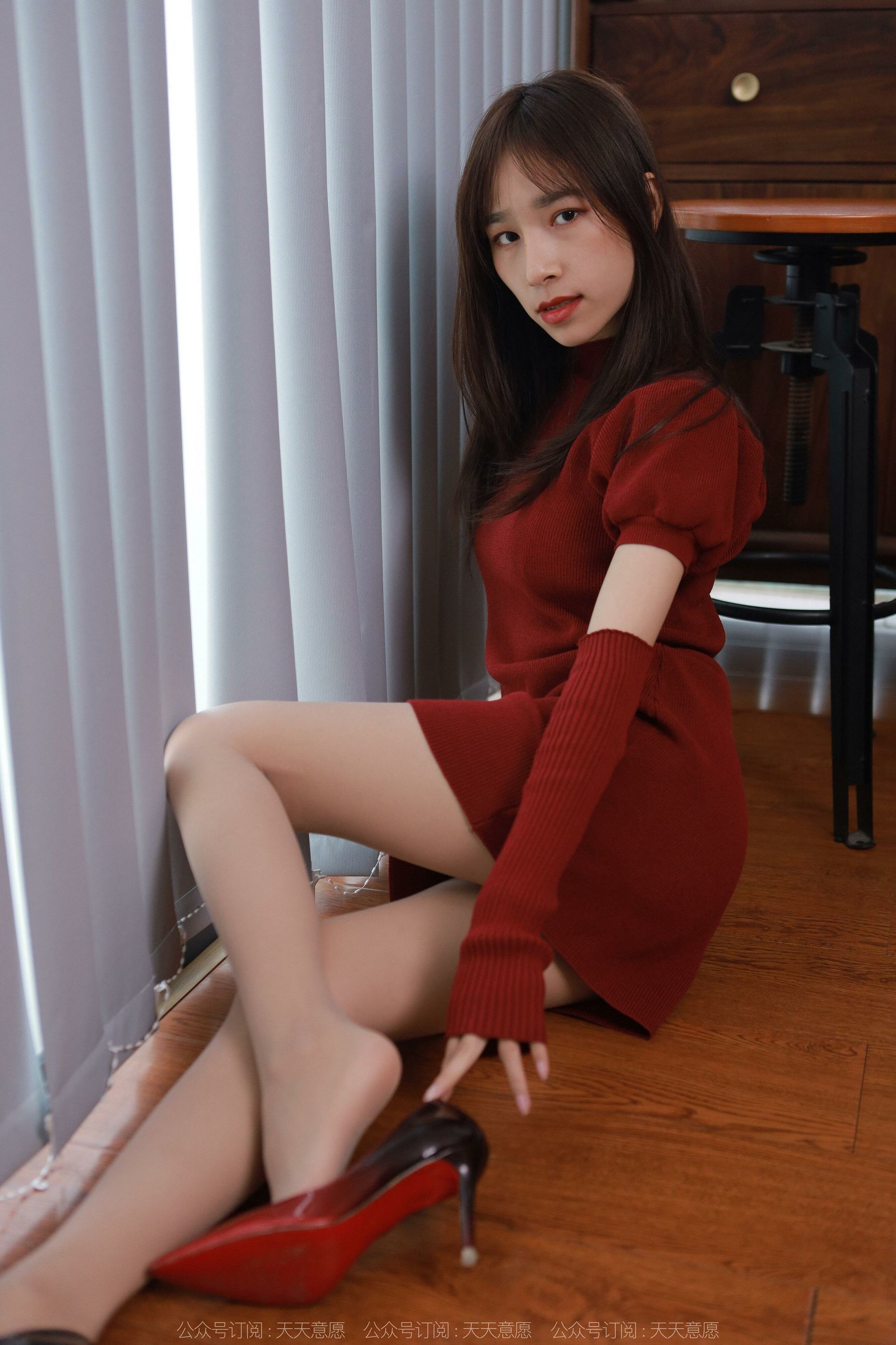 [IESS异思趣向] 模特：美子 《新年红底高跟》