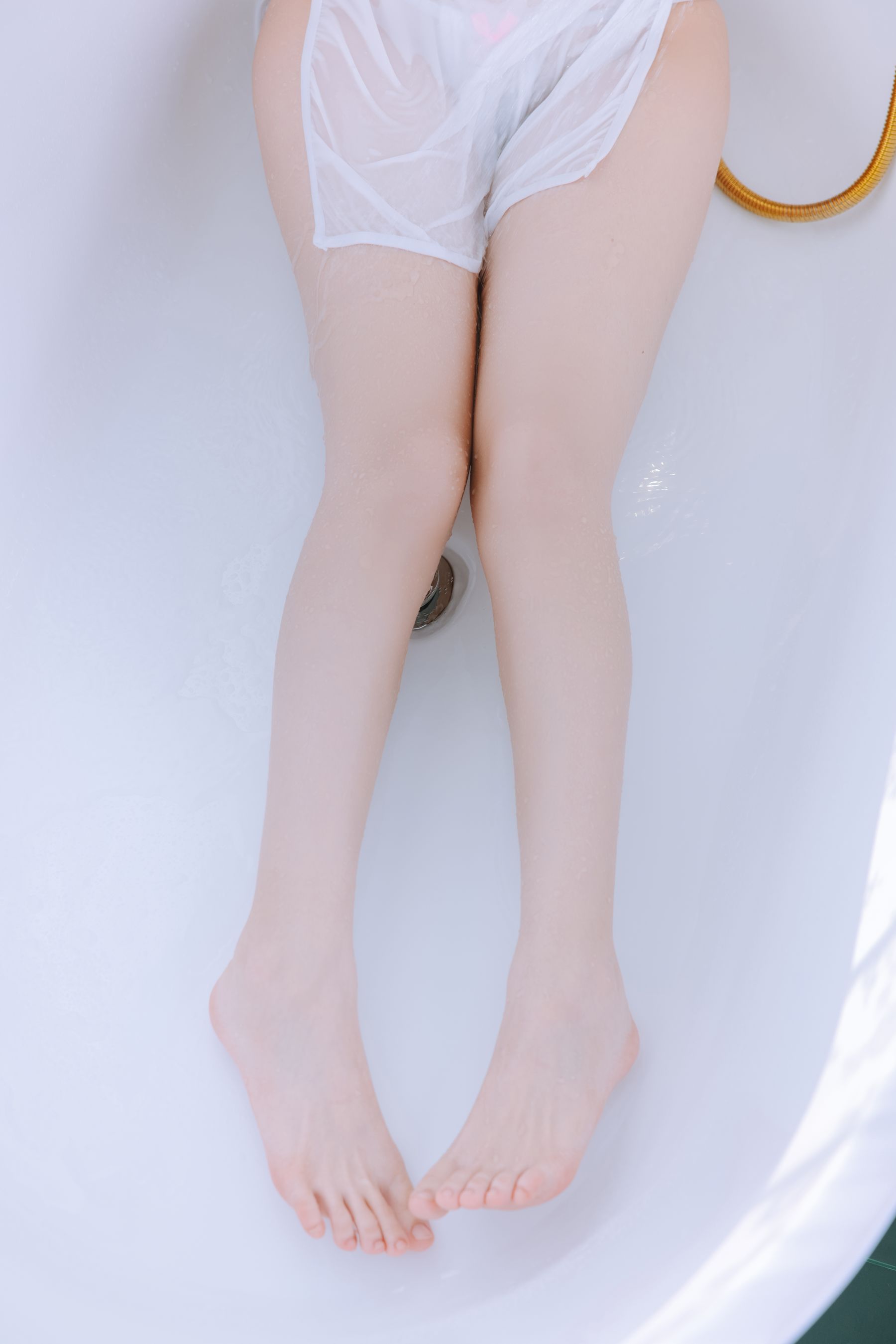[福利COS] Cosplay日奈娇 - 湿身小白裙