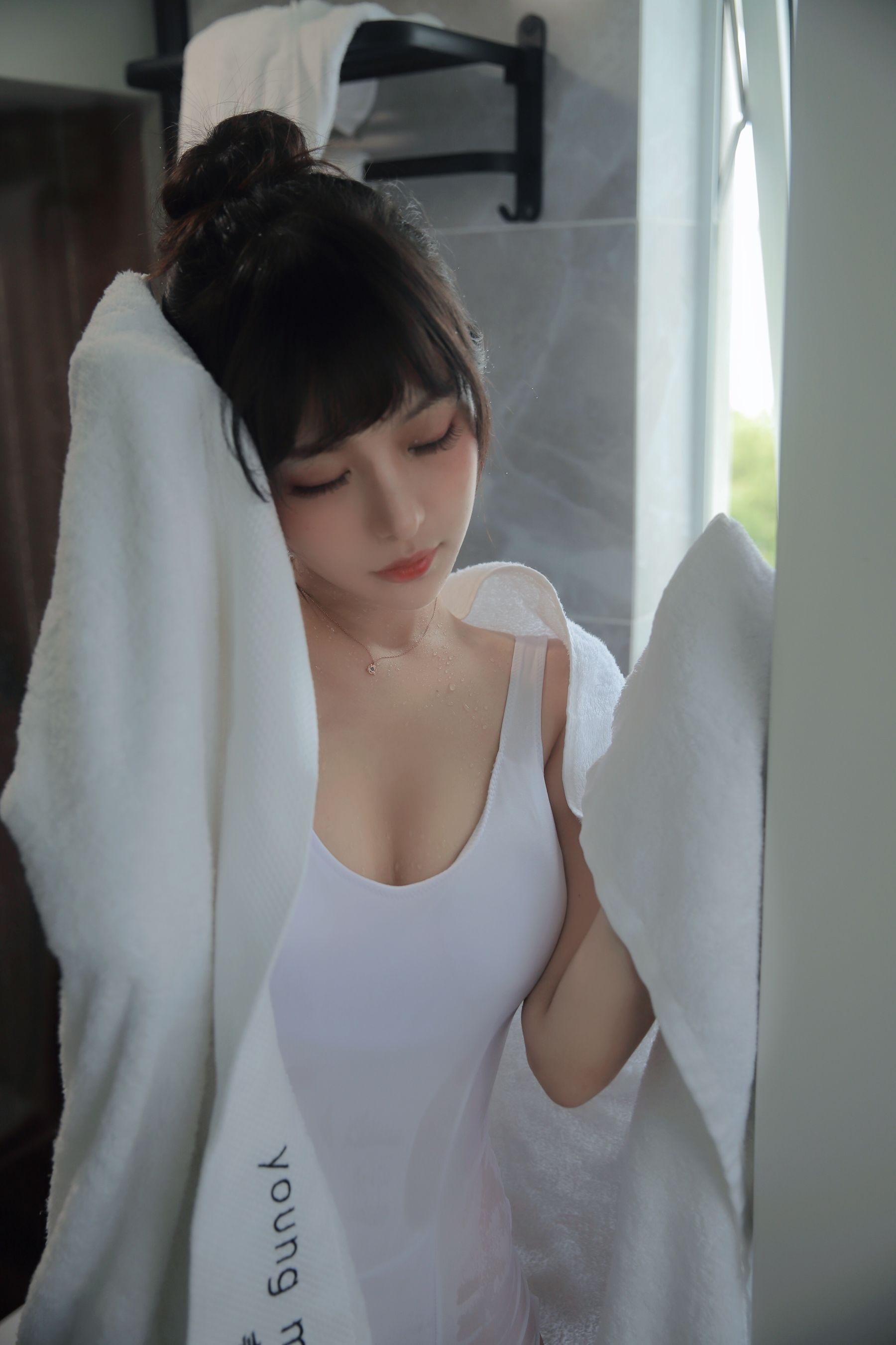 [福利COS] Shika小鹿鹿 - 半透浴室