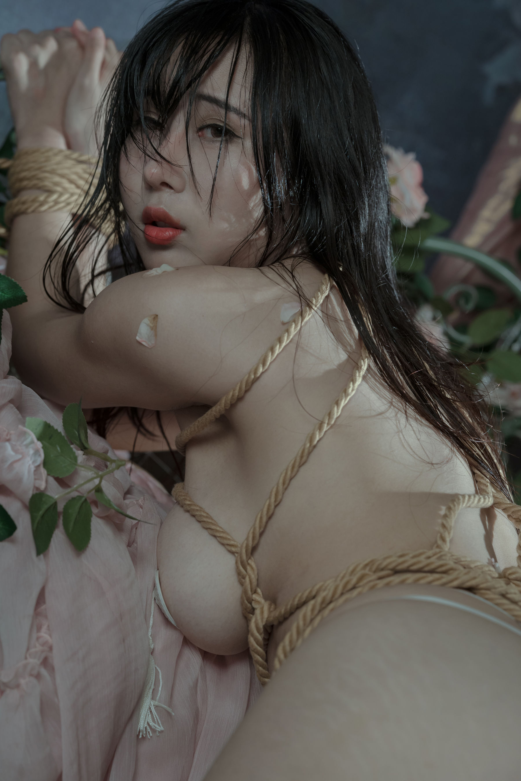 [福利COS] 云溪溪 - 奶桃 玫瑰绳艺