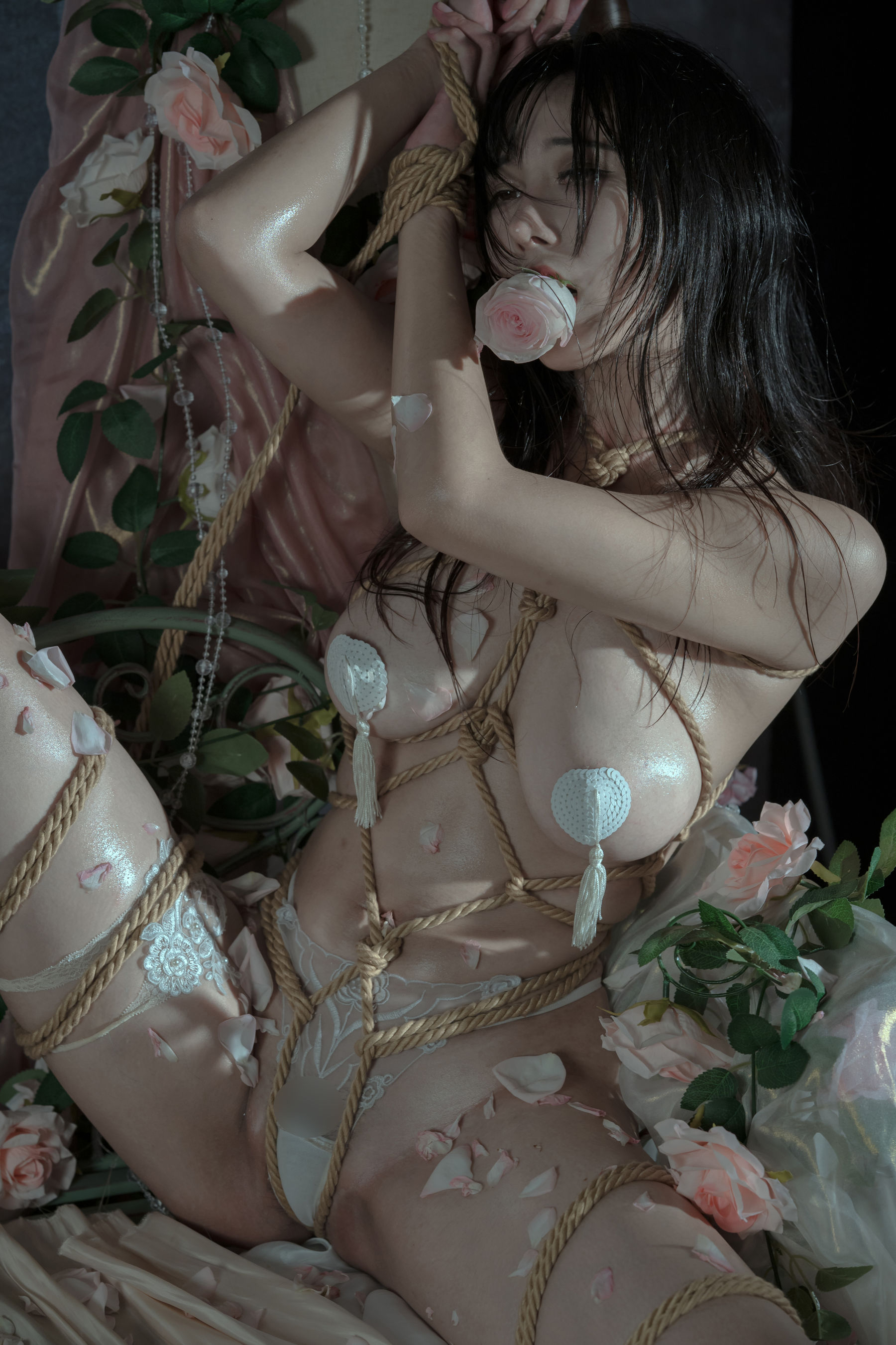 [福利COS] 云溪溪 - 奶桃 玫瑰绳艺