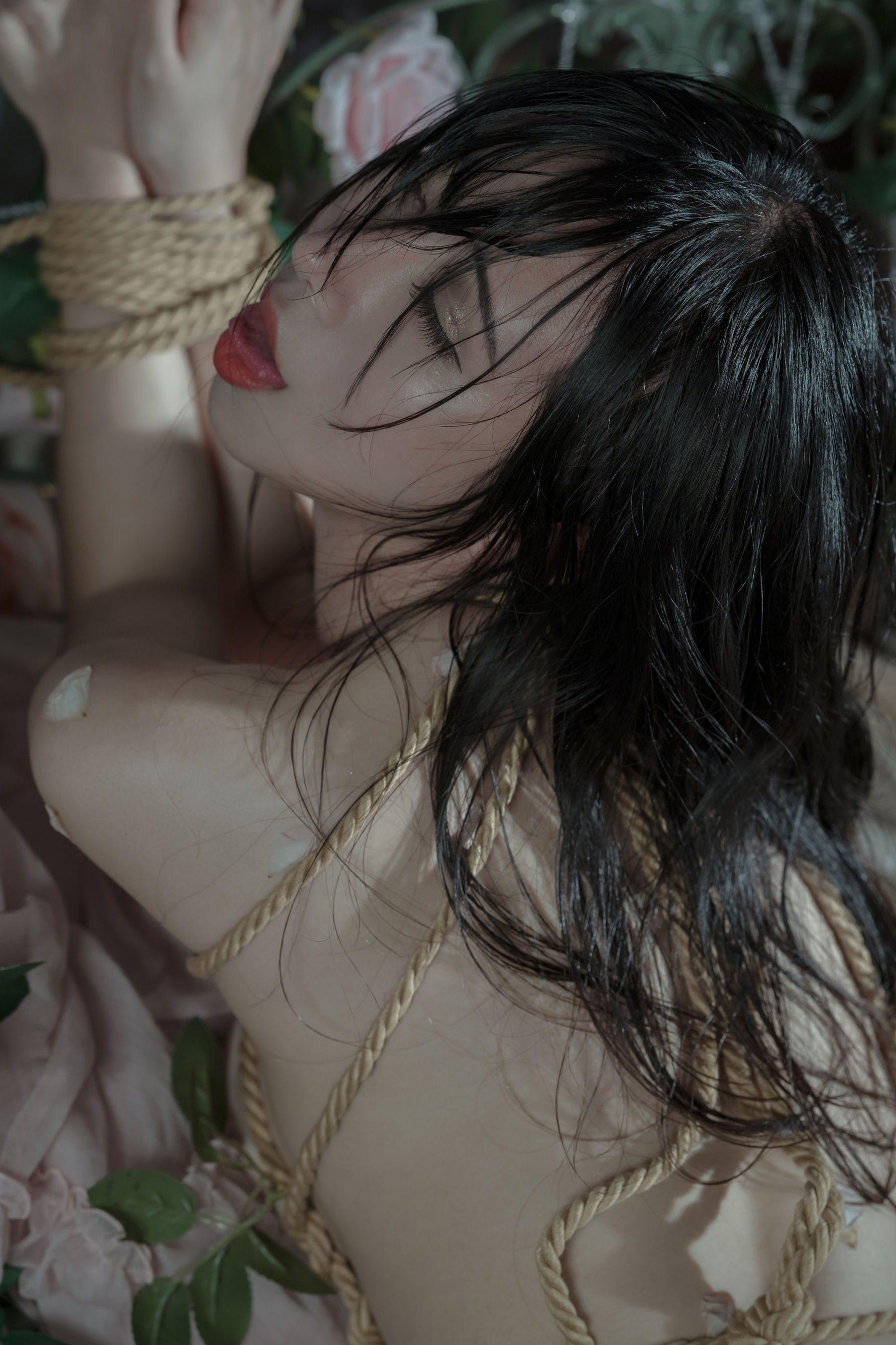 [福利COS] 云溪溪 - 奶桃 玫瑰绳艺