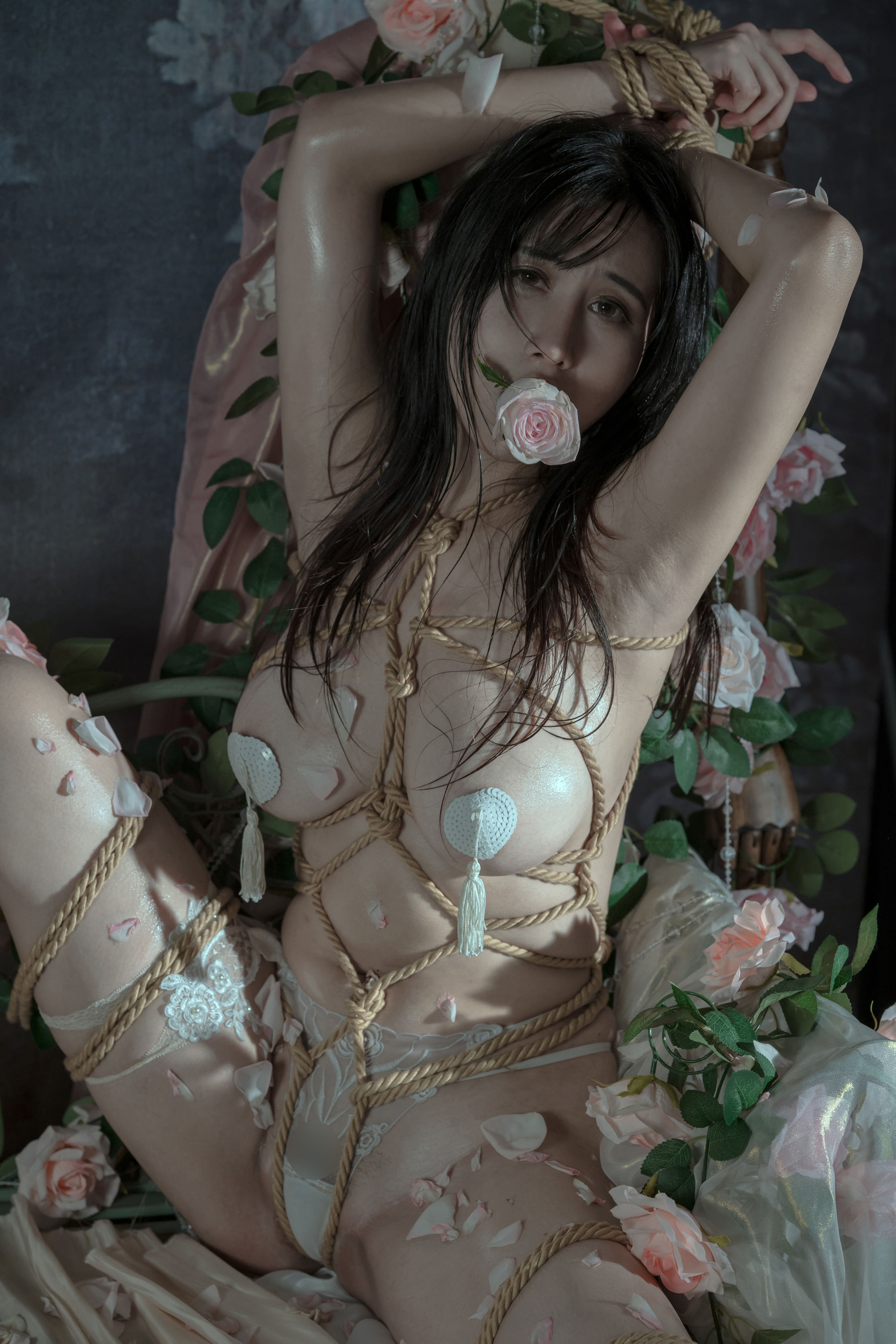 [福利COS] 云溪溪 - 奶桃 玫瑰绳艺