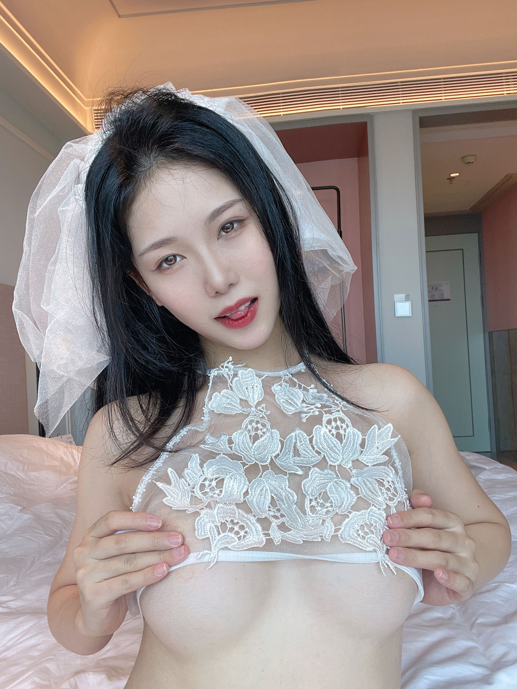 [福利COS] 抖娘-利世图集 - 婚纱