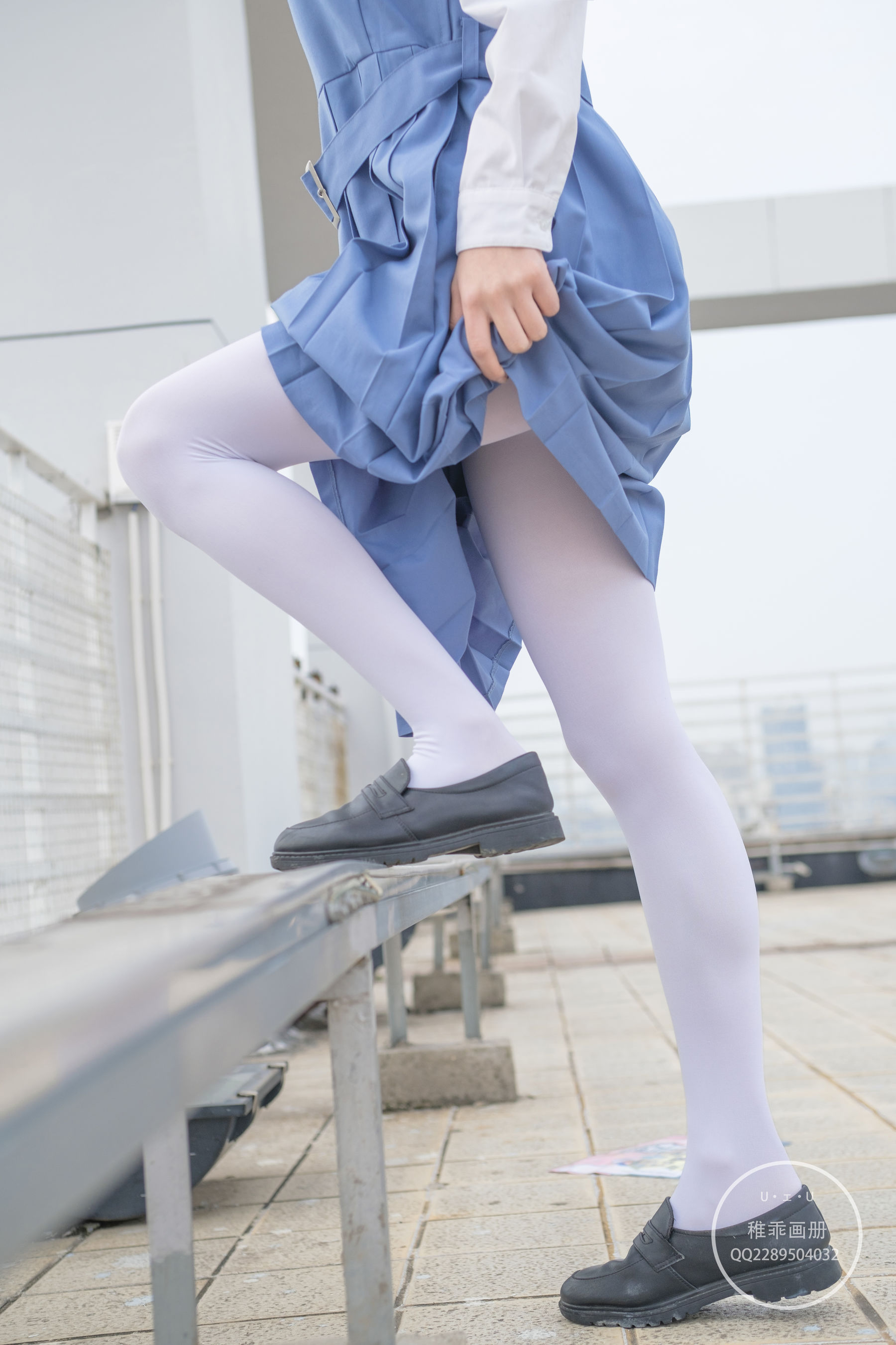 [福利COS] 柴系小乖(稚乖画册) - 夜夜 天台真空80D白丝
