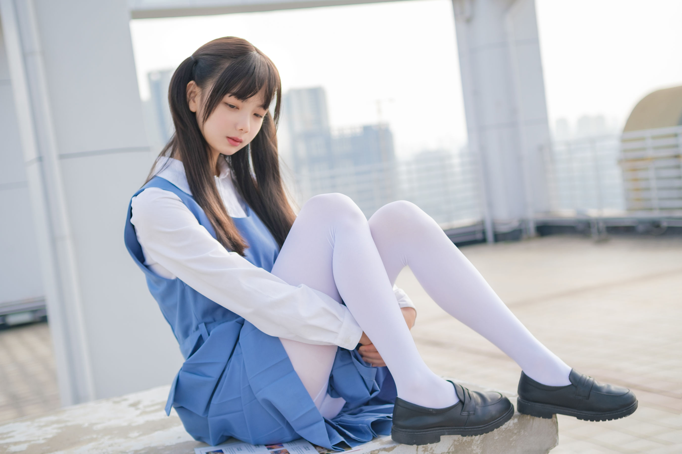 [福利COS] 柴系小乖(稚乖画册) - 夜夜 天台真空80D白丝