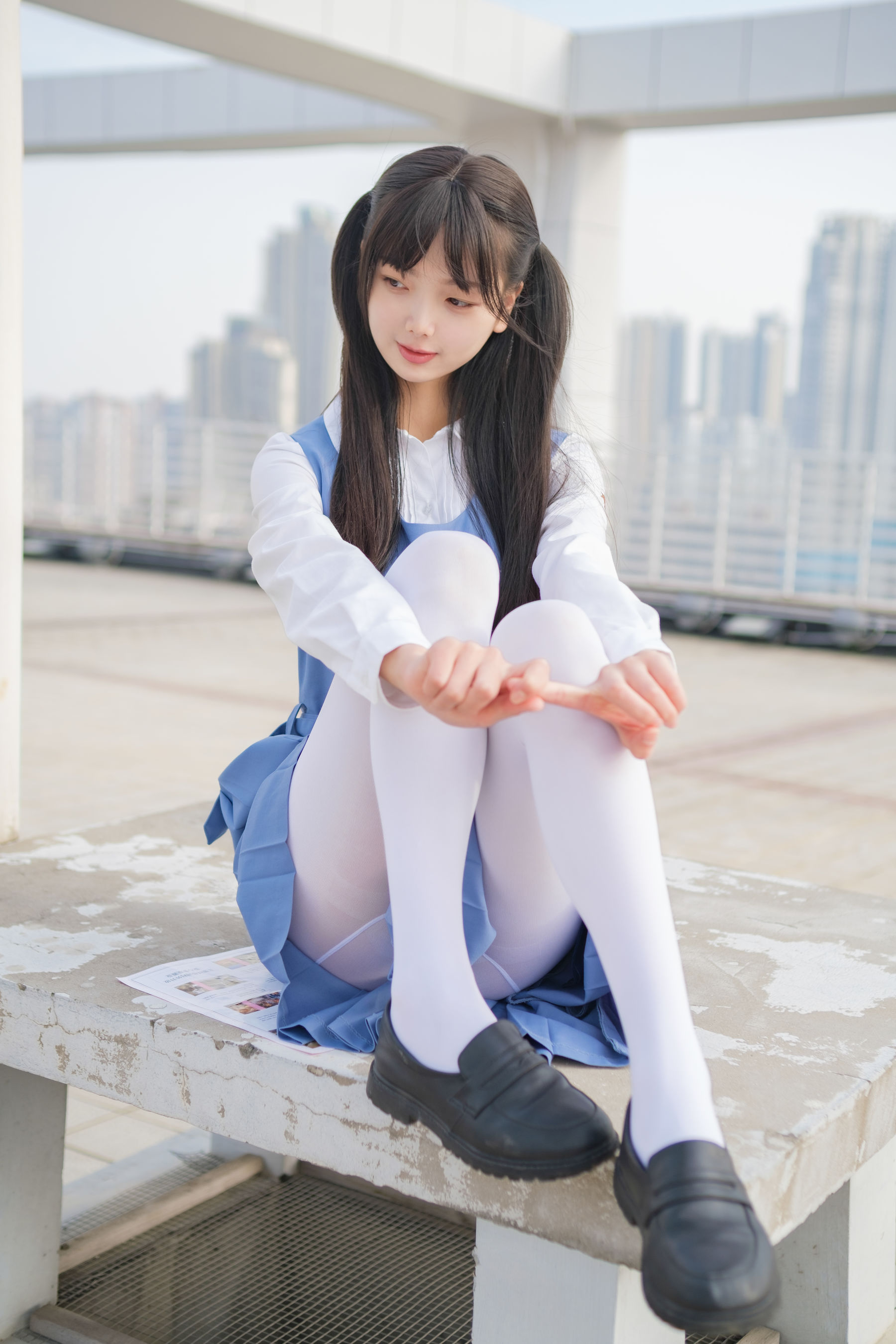 [福利COS] 柴系小乖(稚乖画册) - 夜夜 天台真空80D白丝