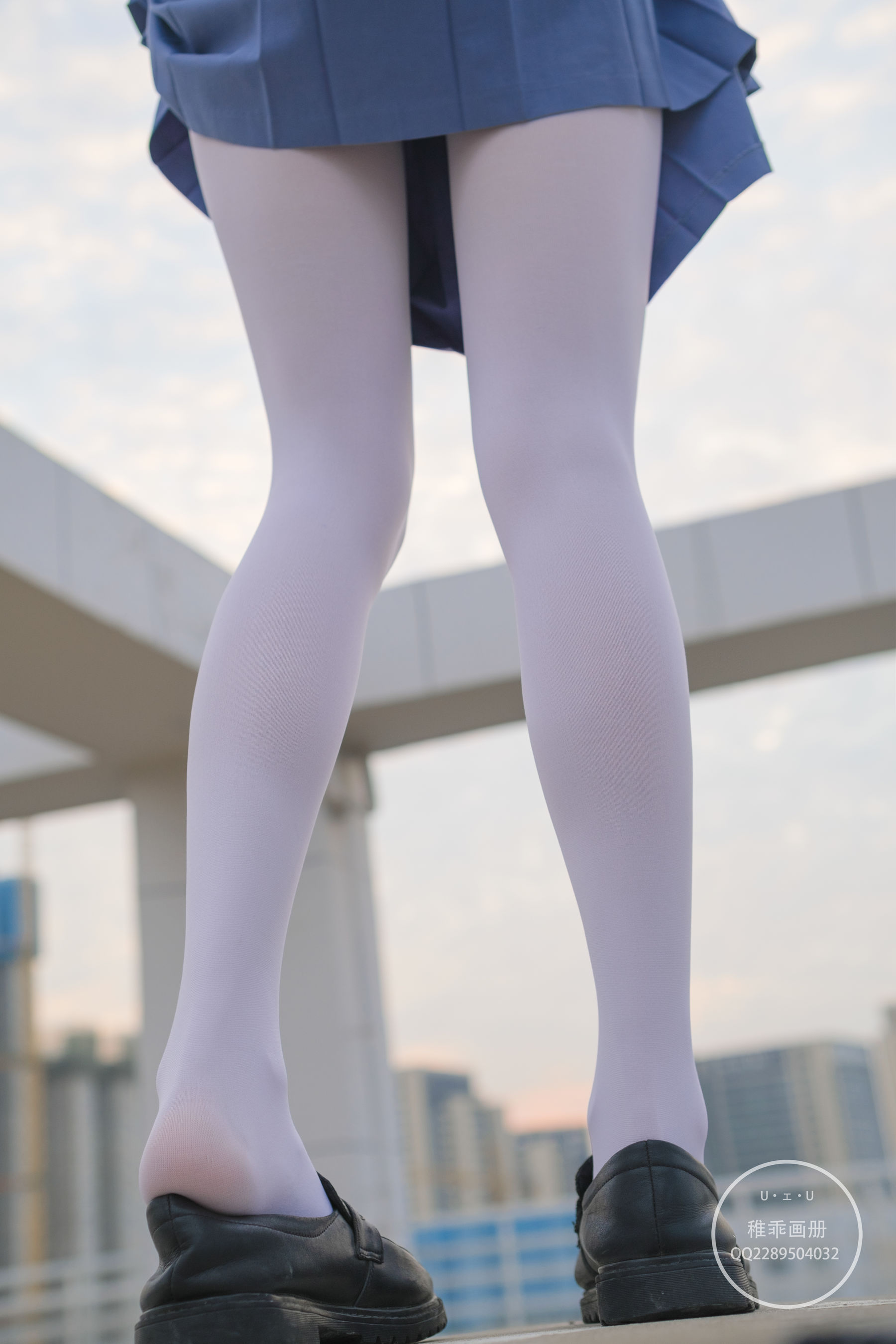 [福利COS] 柴系小乖(稚乖画册) - 夜夜 天台真空80D白丝