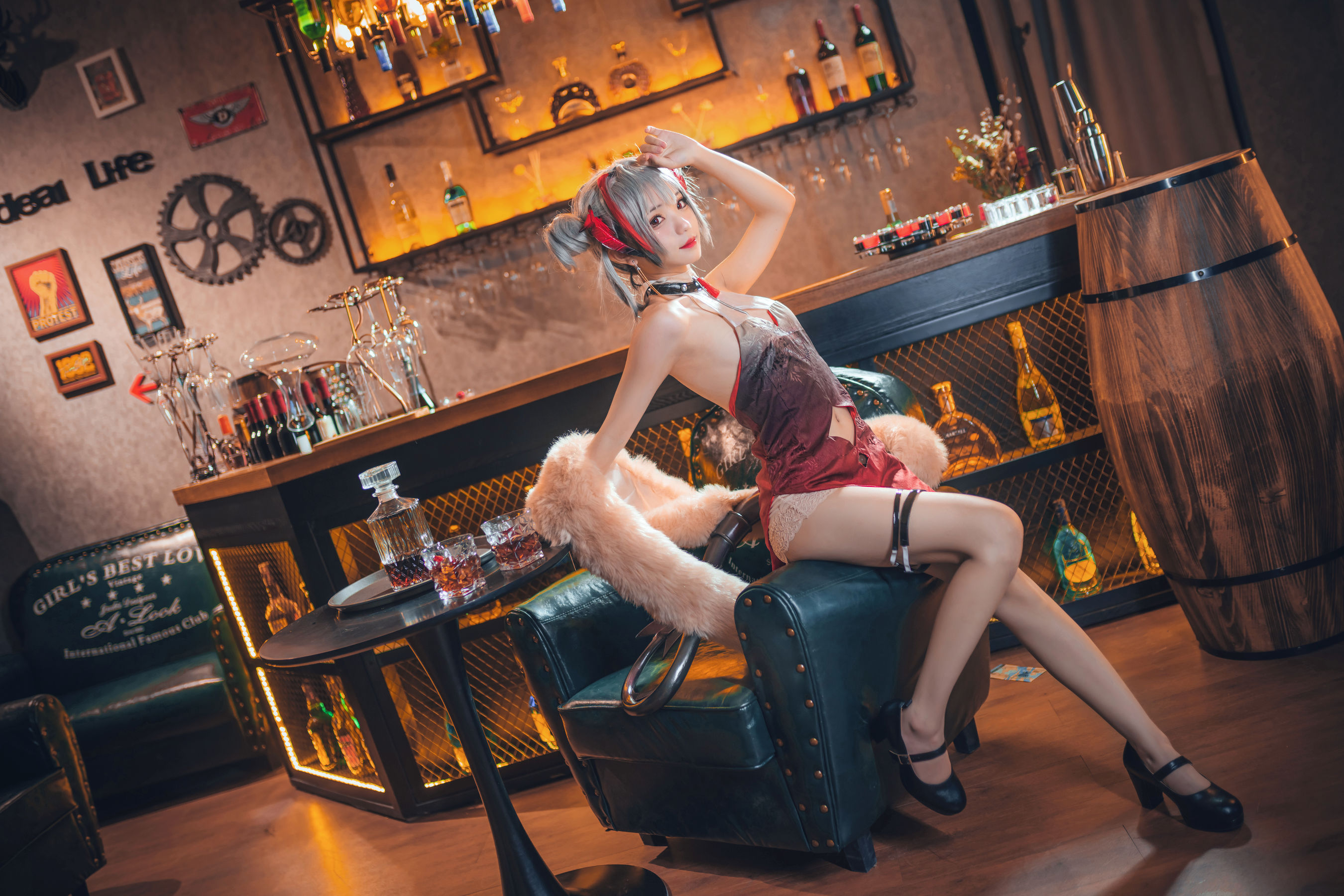 [福利COS] 花柒Hana - 明日方舟 守夜冠军 W