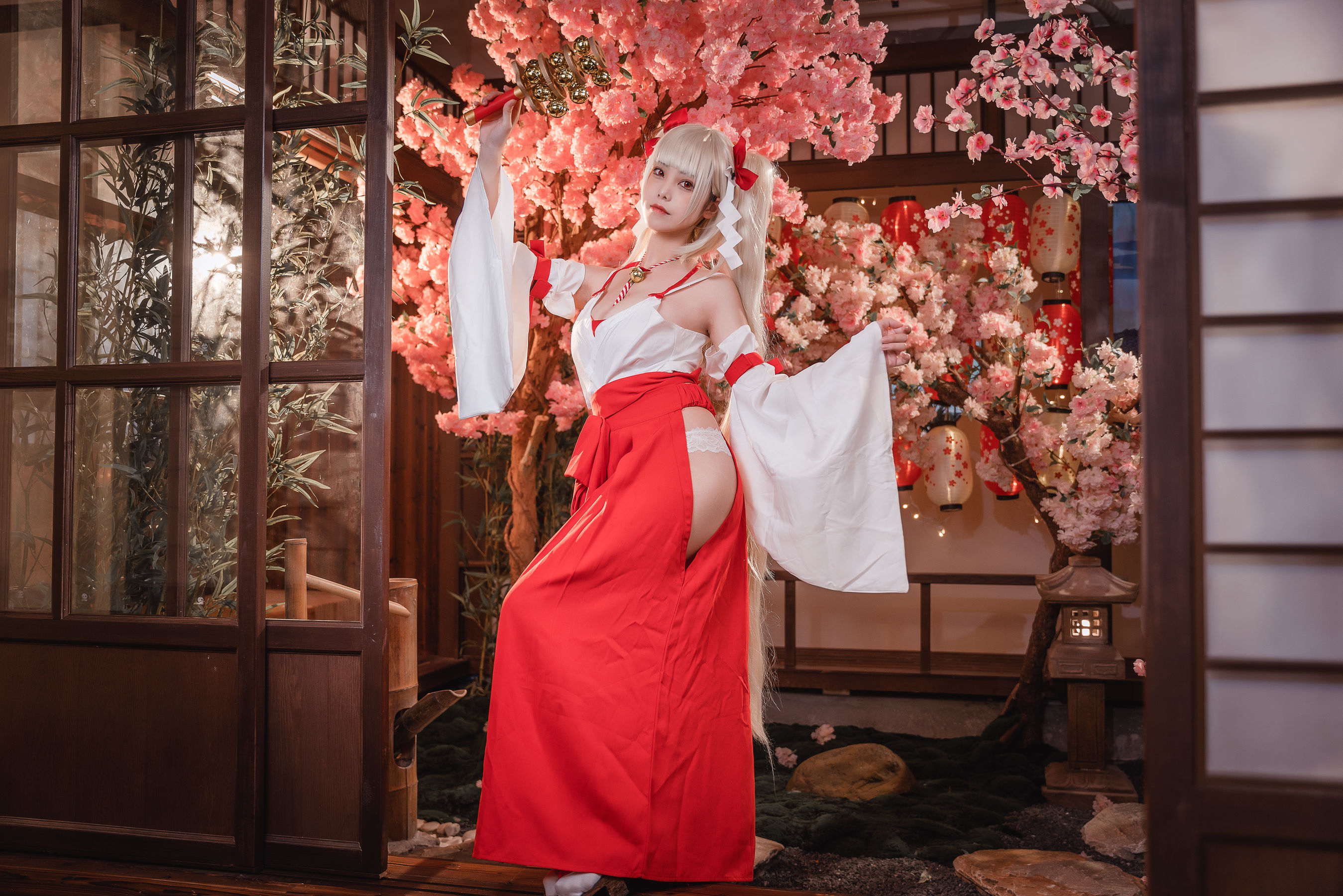 [福利COS] 萌系小姐姐蜜汁猫裘 - 可畏巫女