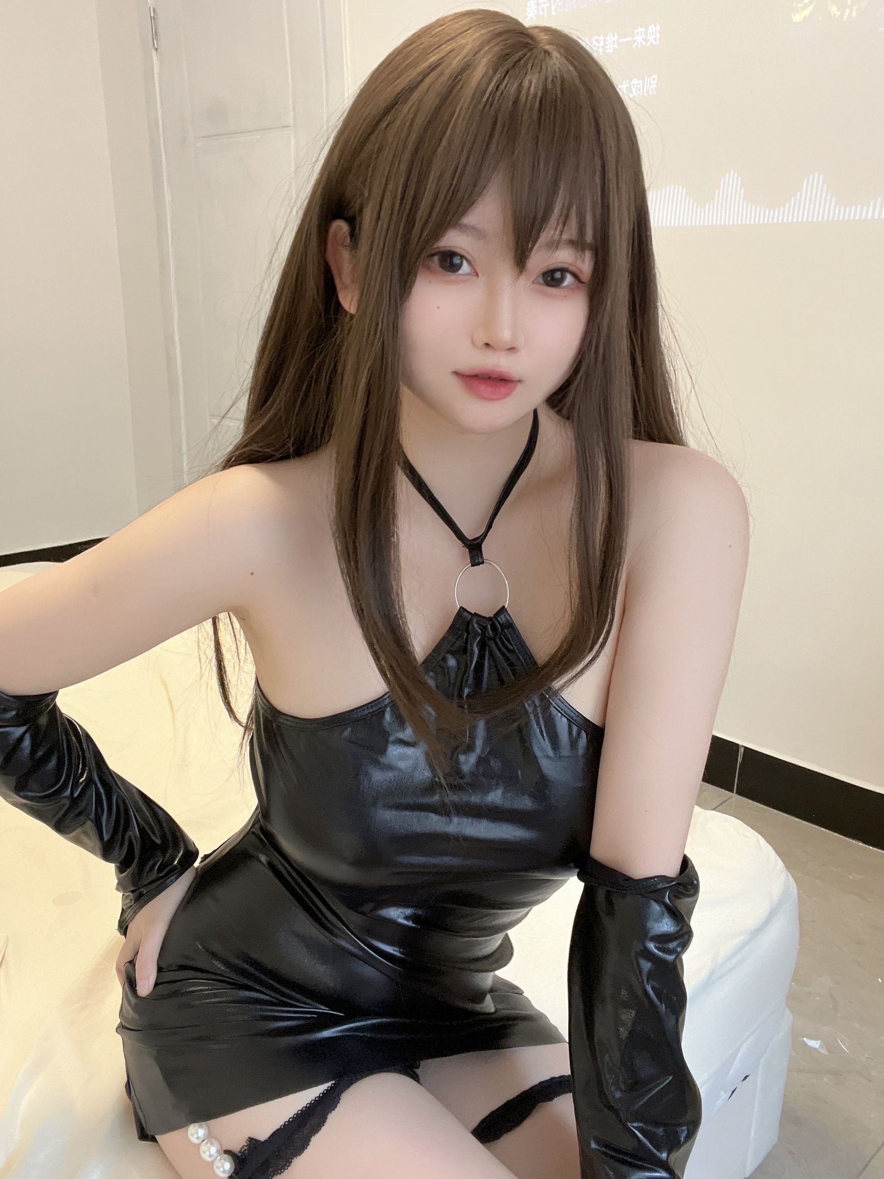 [福利COS] 蜜桃少女是依酱呀 - 黑色皮裙