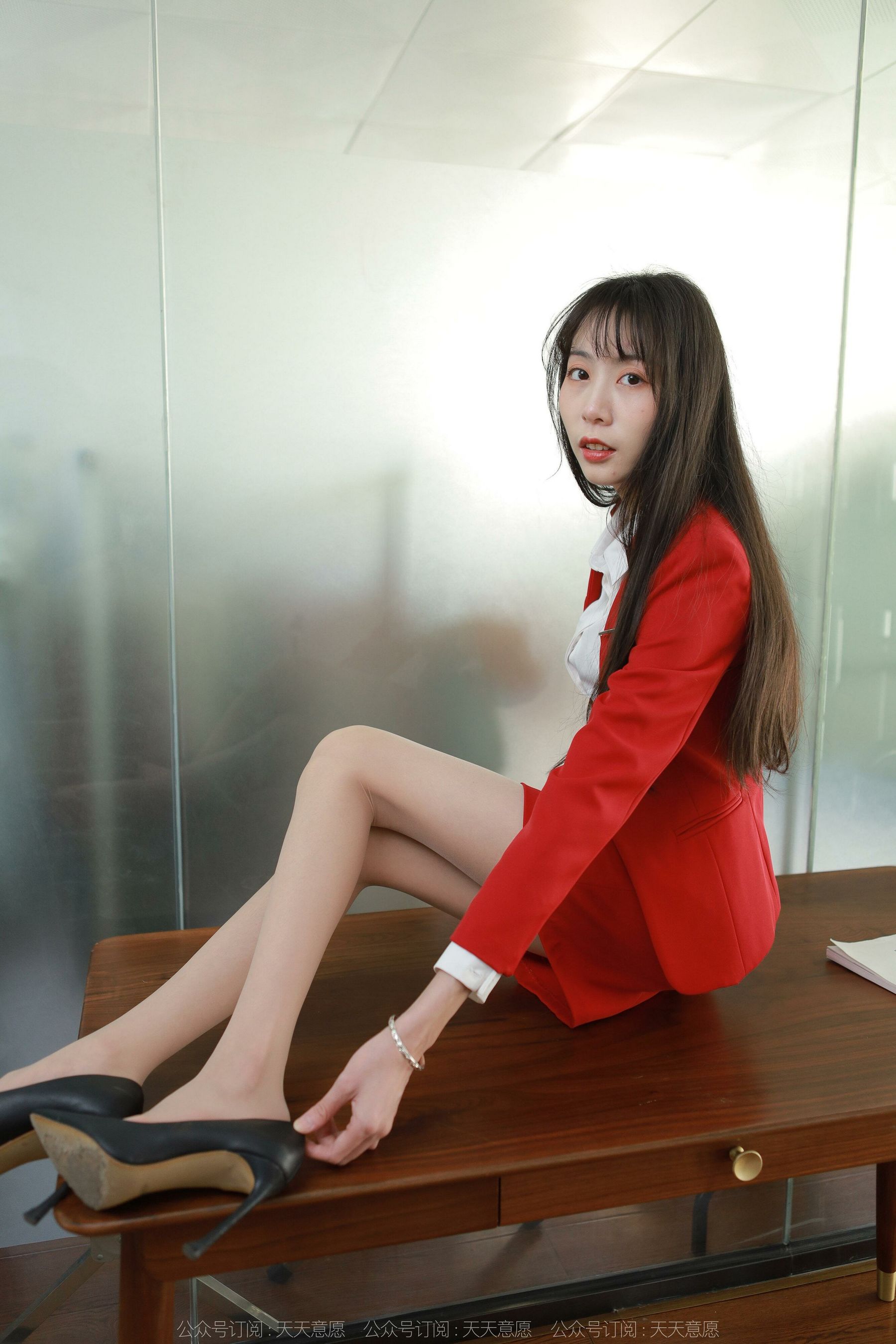 [异思趣向IESS] 模特：团团《红裙长腿OL》