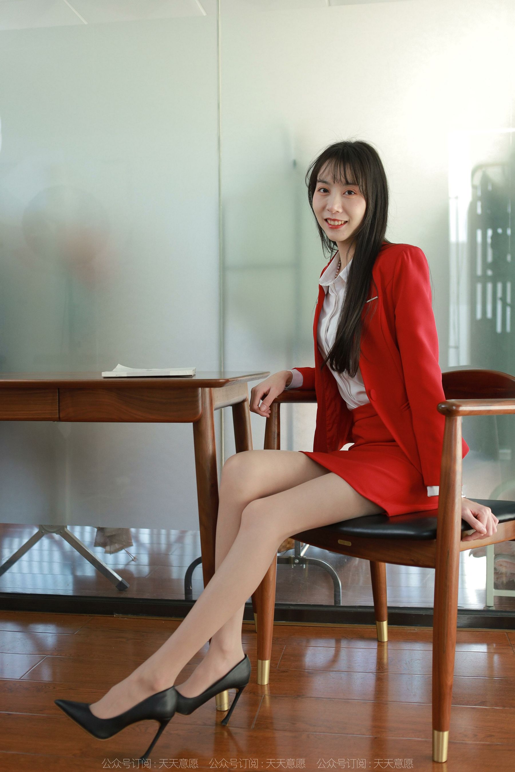 [异思趣向IESS] 模特：团团《红裙长腿OL》