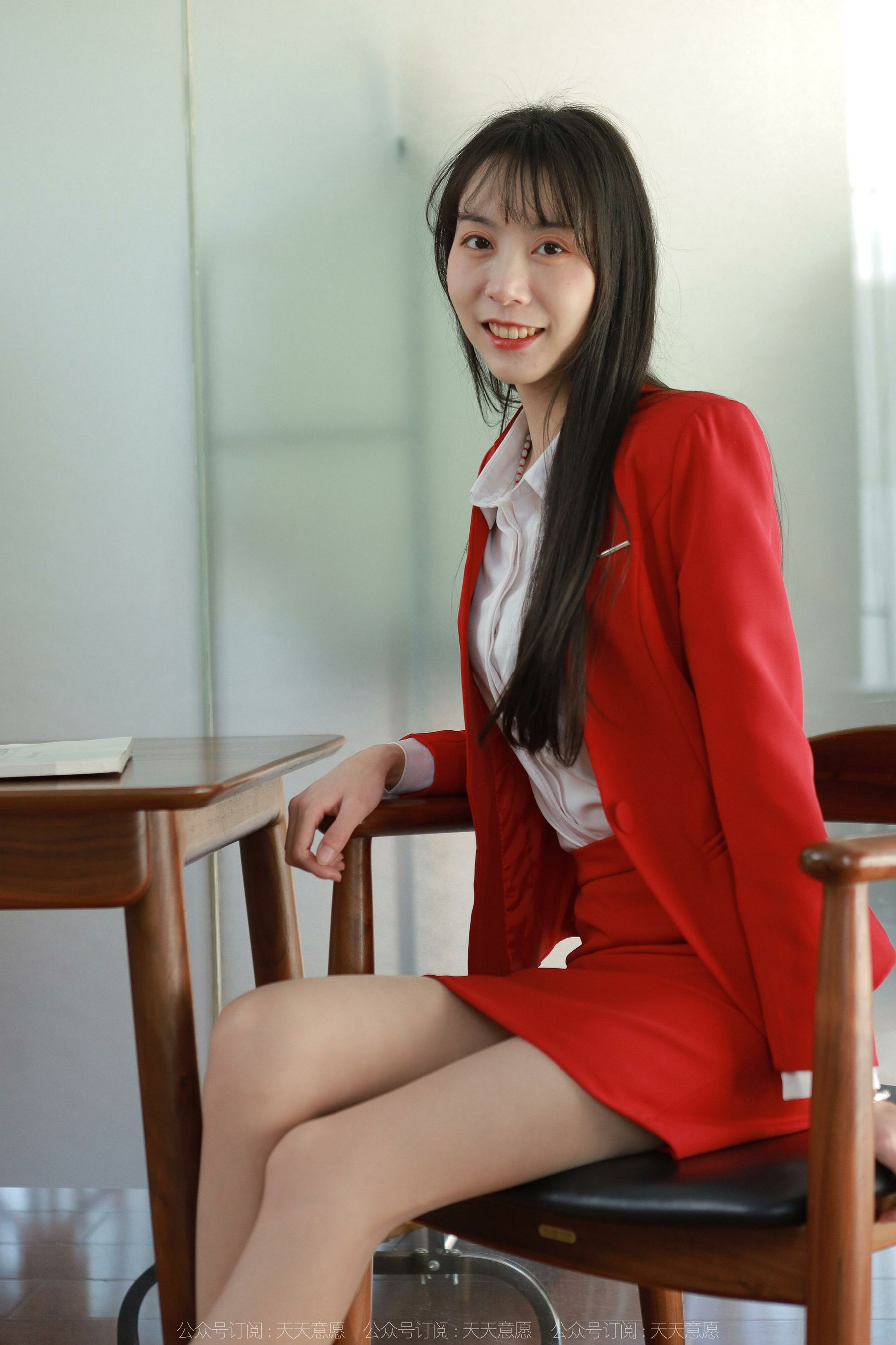 [异思趣向IESS] 模特：团团《红裙长腿OL》