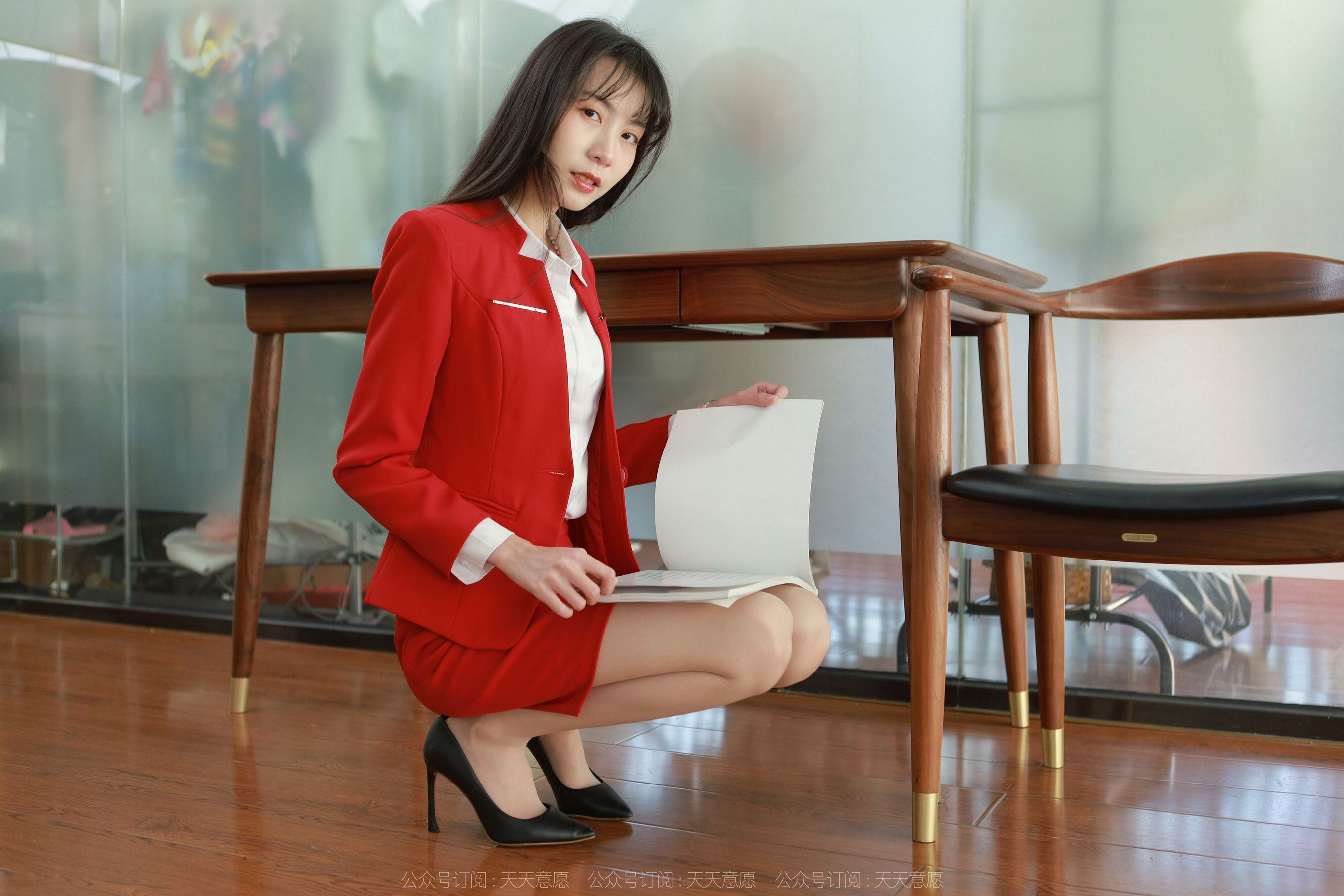[异思趣向IESS] 模特：团团《红裙长腿OL》