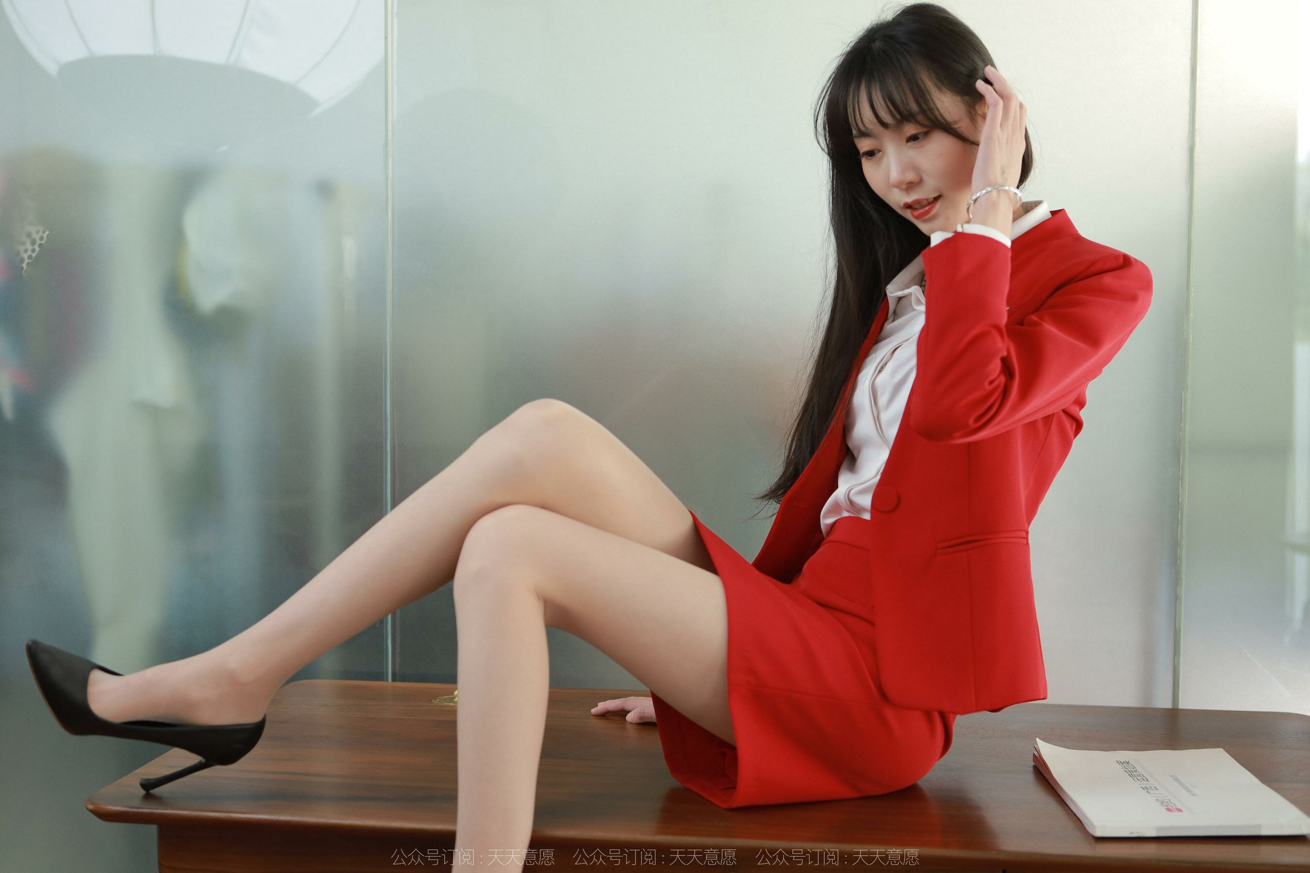 [异思趣向IESS] 模特：团团《红裙长腿OL》