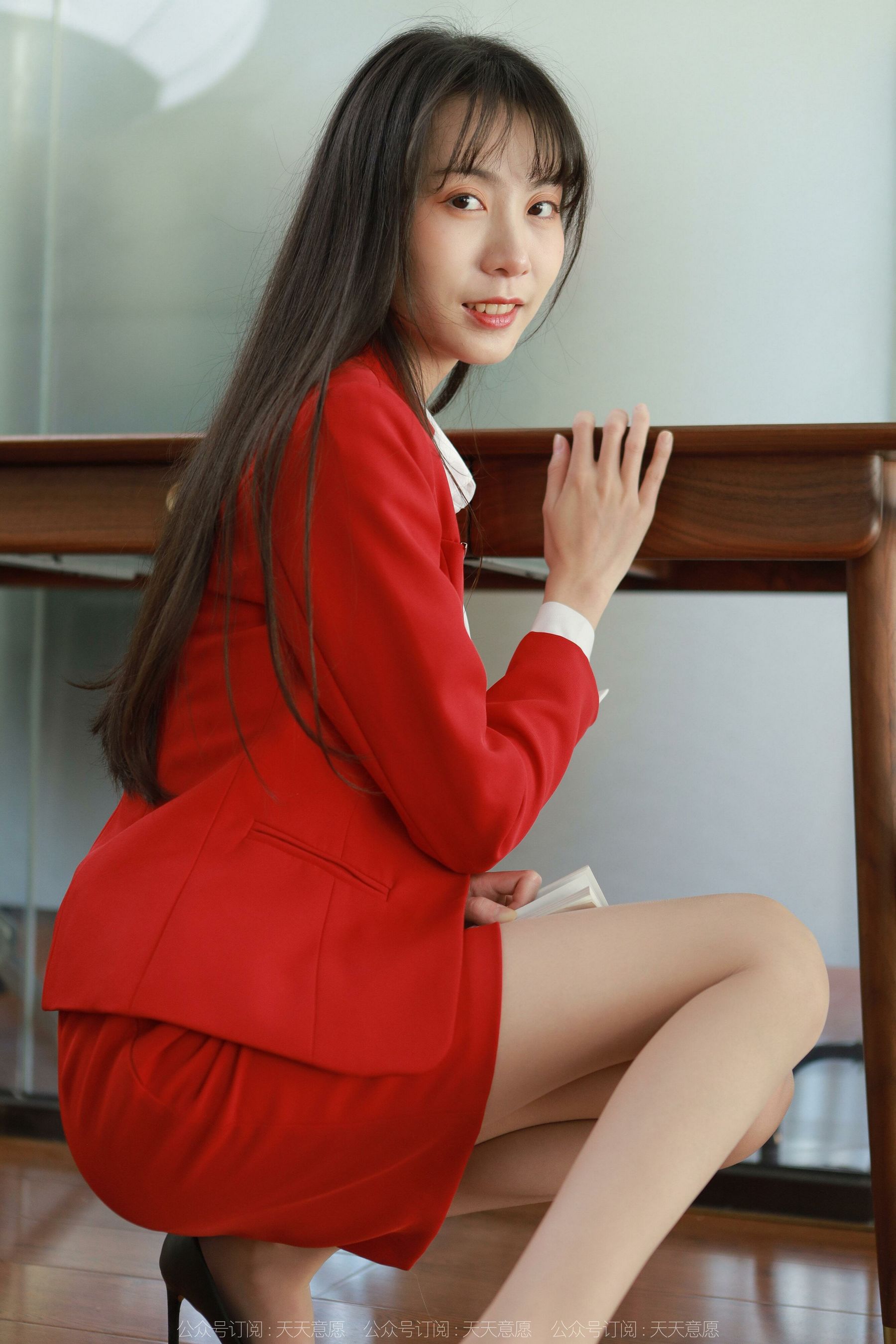 [异思趣向IESS] 模特：团团《红裙长腿OL》