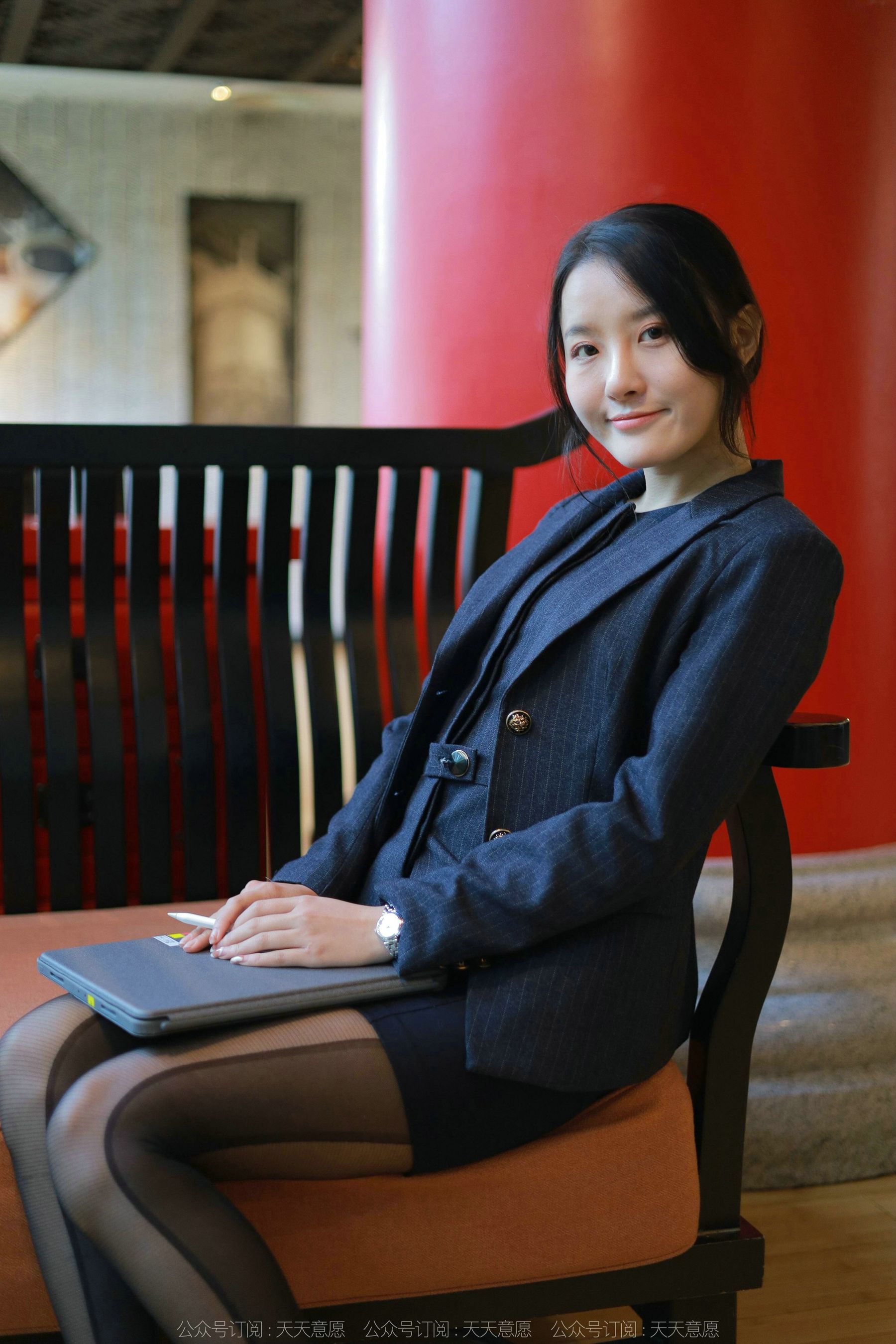 [异思趣向IESS] 模特：婉萍《OL嘿丝玉姐》