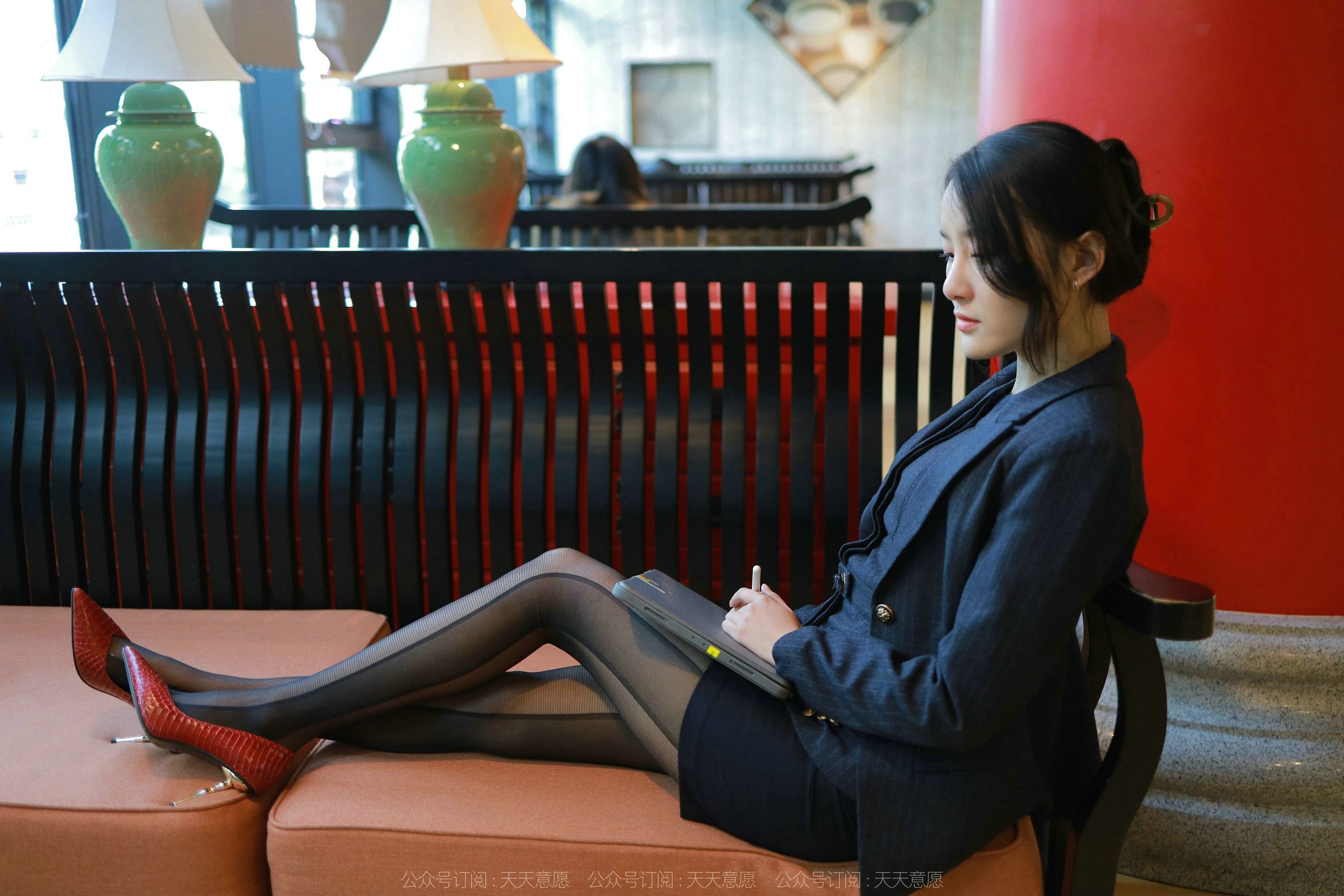 [异思趣向IESS] 模特：婉萍《OL嘿丝玉姐》