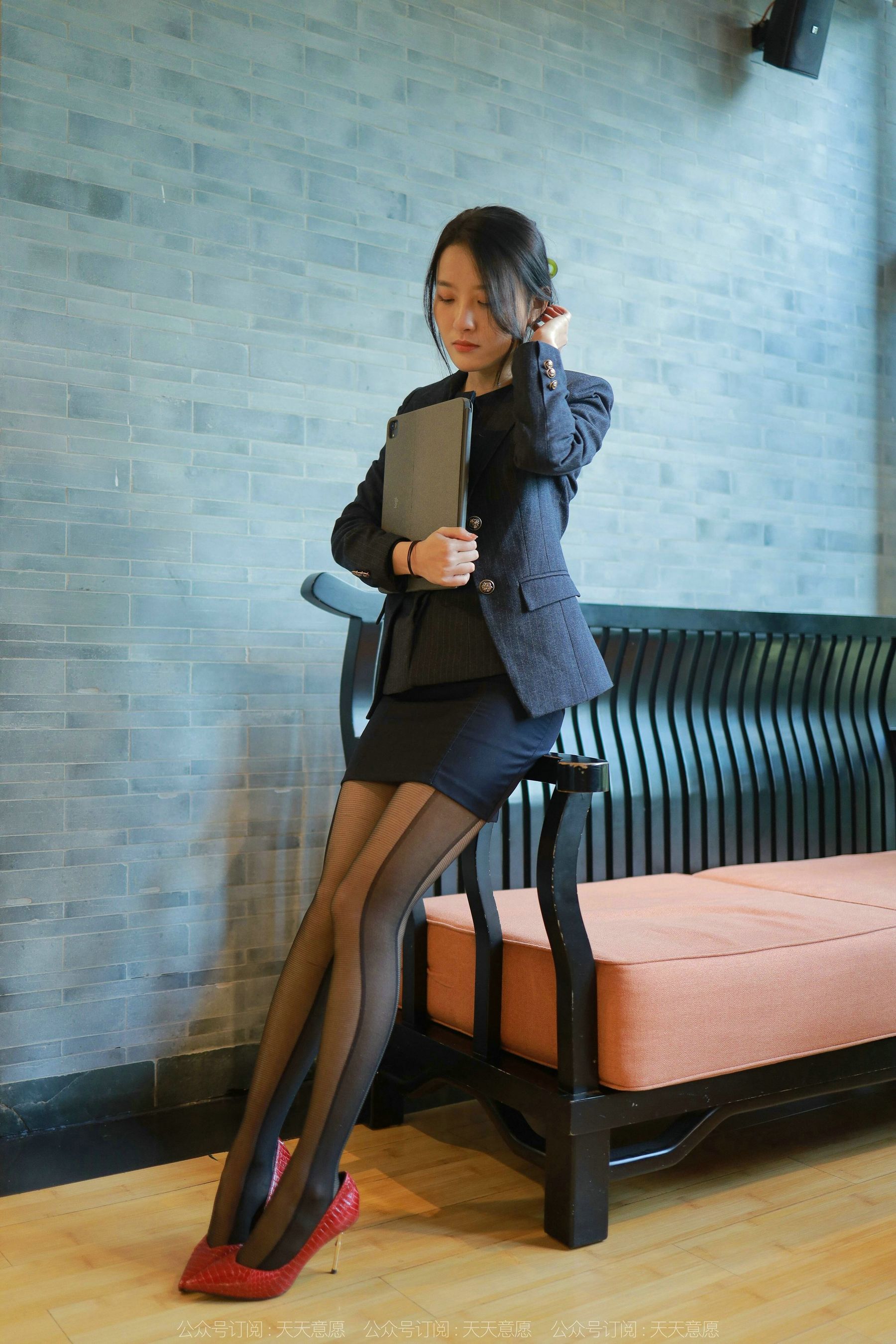 [异思趣向IESS] 模特：婉萍《OL嘿丝玉姐》