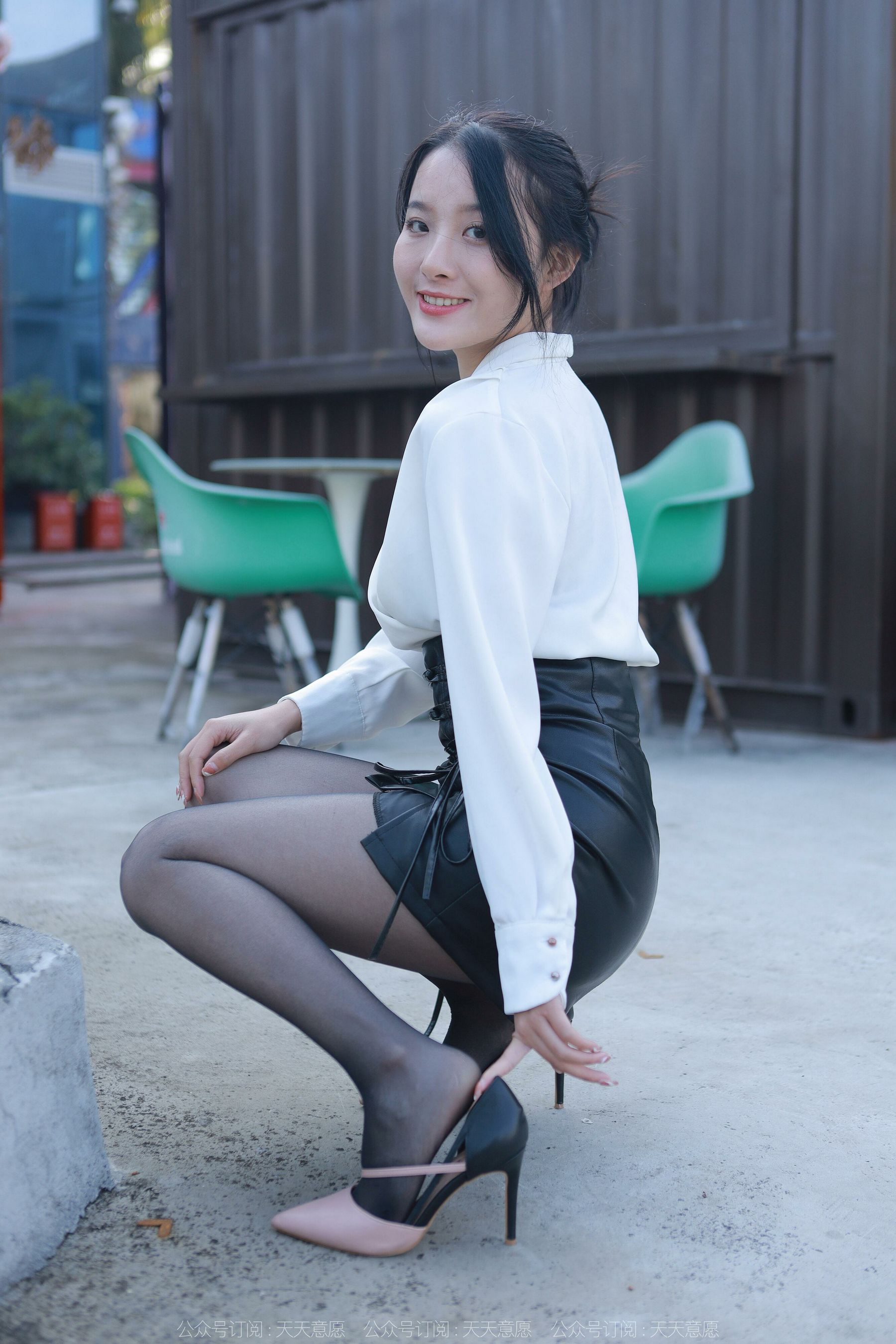 [异思趣向IESS] 模特：婉萍《嘿丝皮裙街拍》