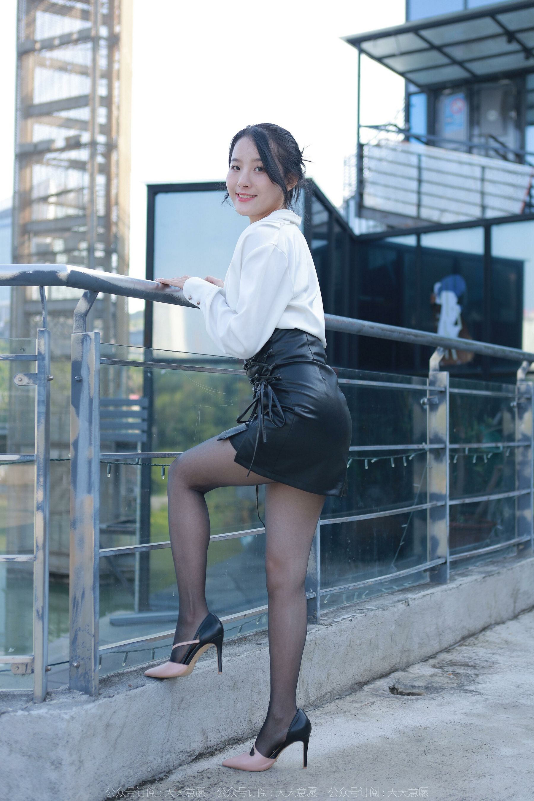 [异思趣向IESS] 模特：婉萍《嘿丝皮裙街拍》