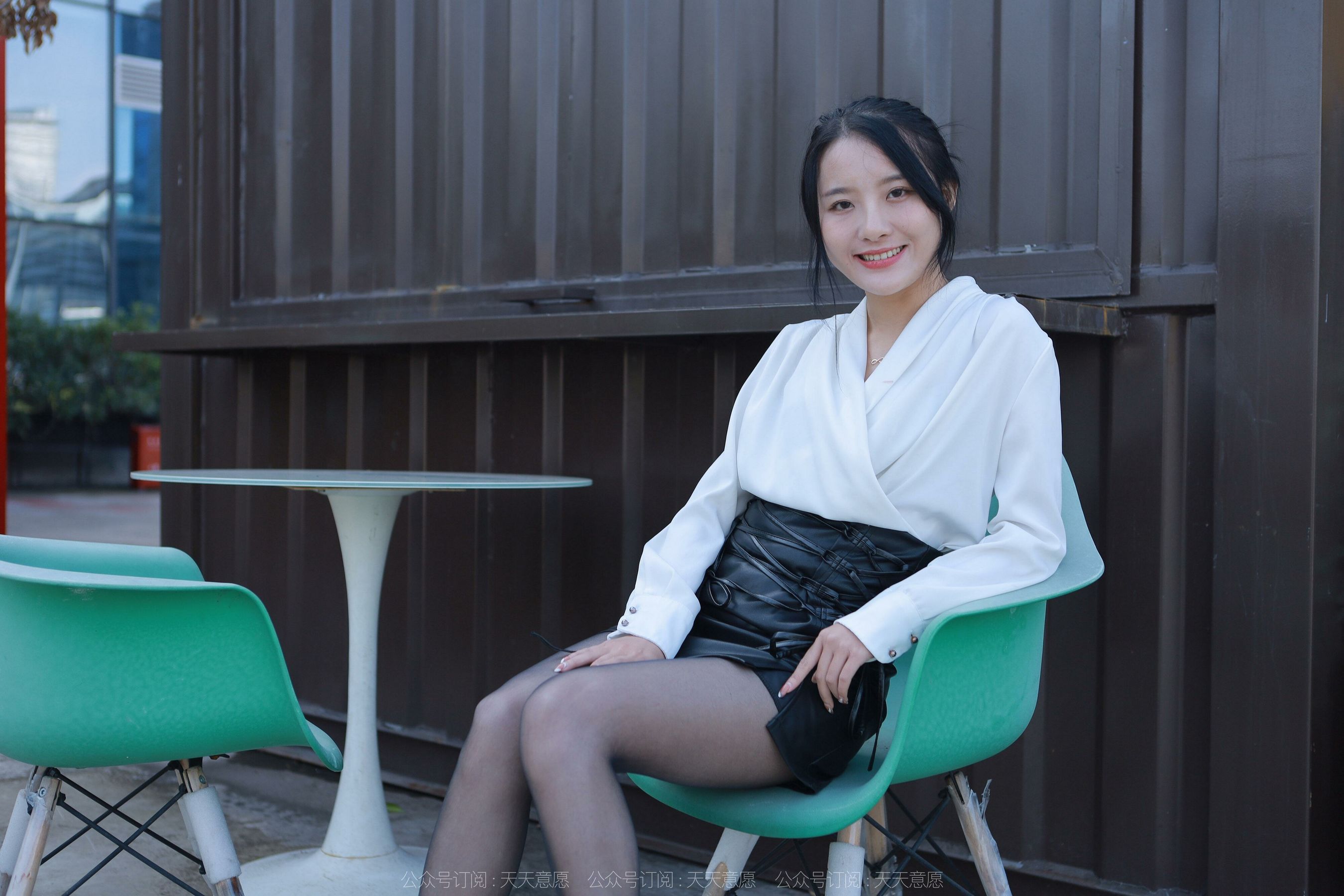 [异思趣向IESS] 模特：婉萍《嘿丝皮裙街拍》