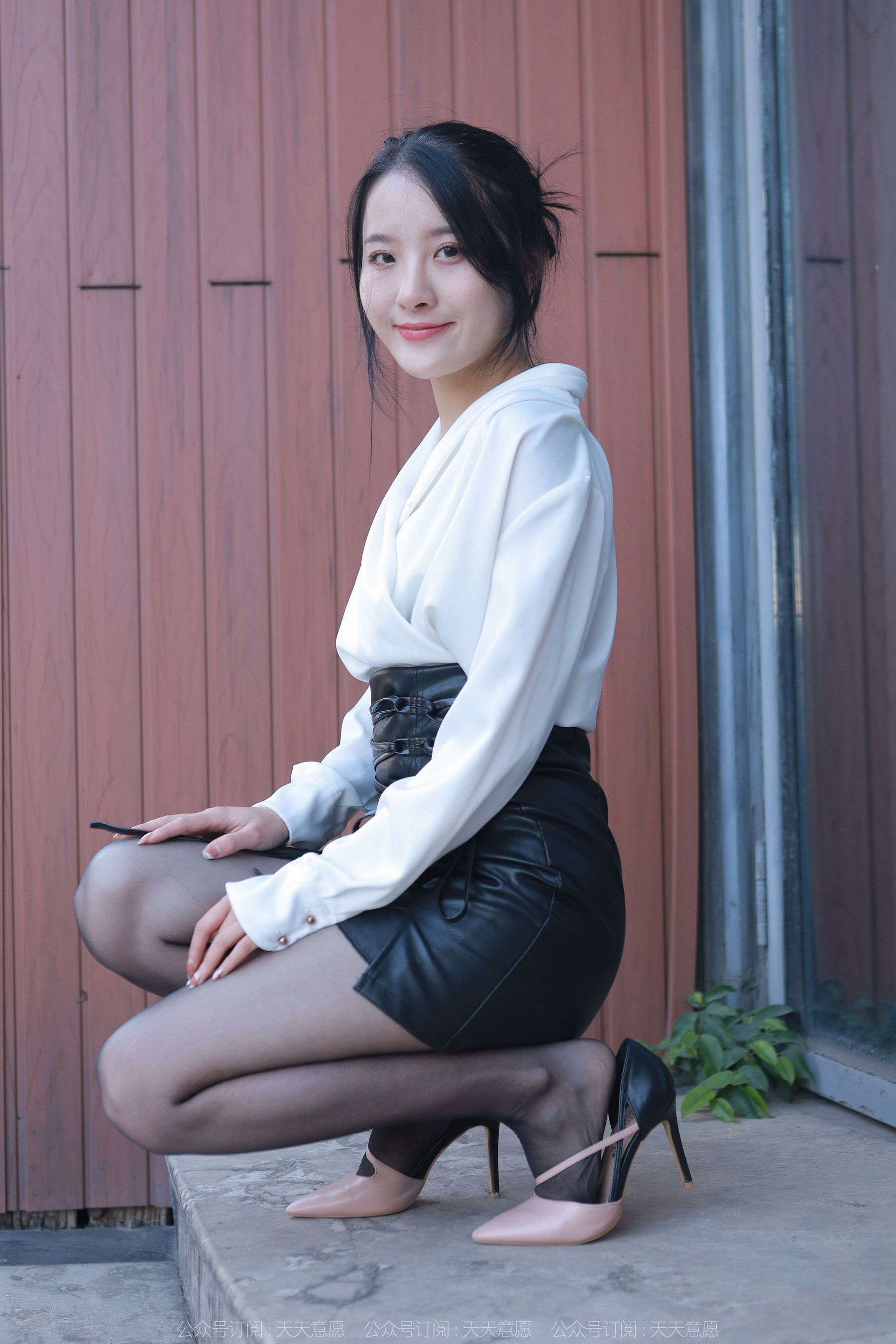[异思趣向IESS] 模特：婉萍《嘿丝皮裙街拍》