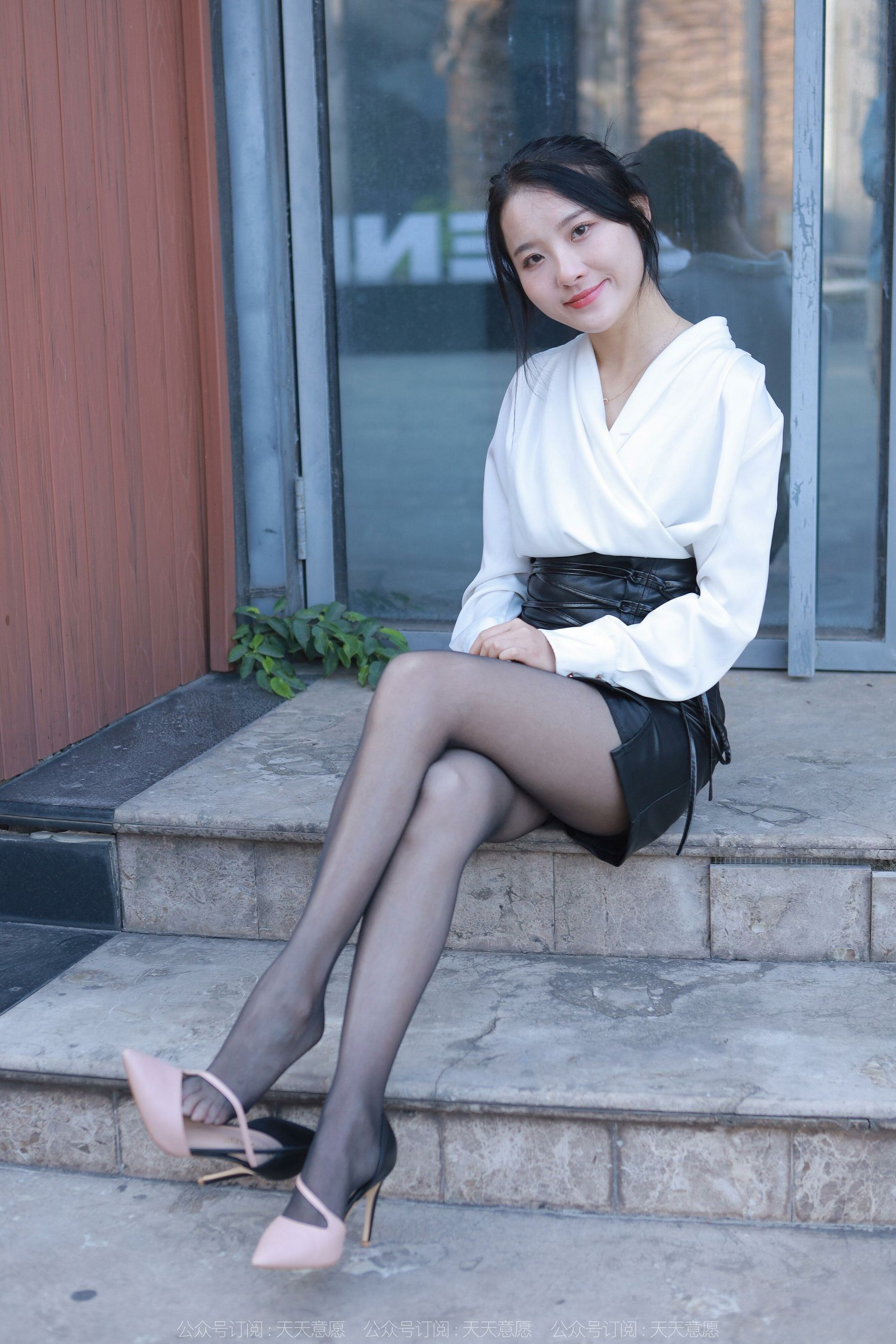 [异思趣向IESS] 模特：婉萍《嘿丝皮裙街拍》