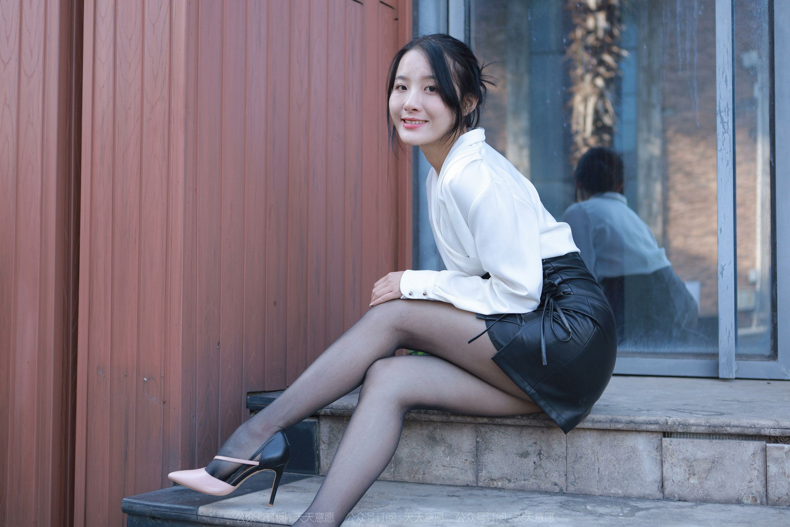 [异思趣向IESS] 模特：婉萍《嘿丝皮裙街拍》