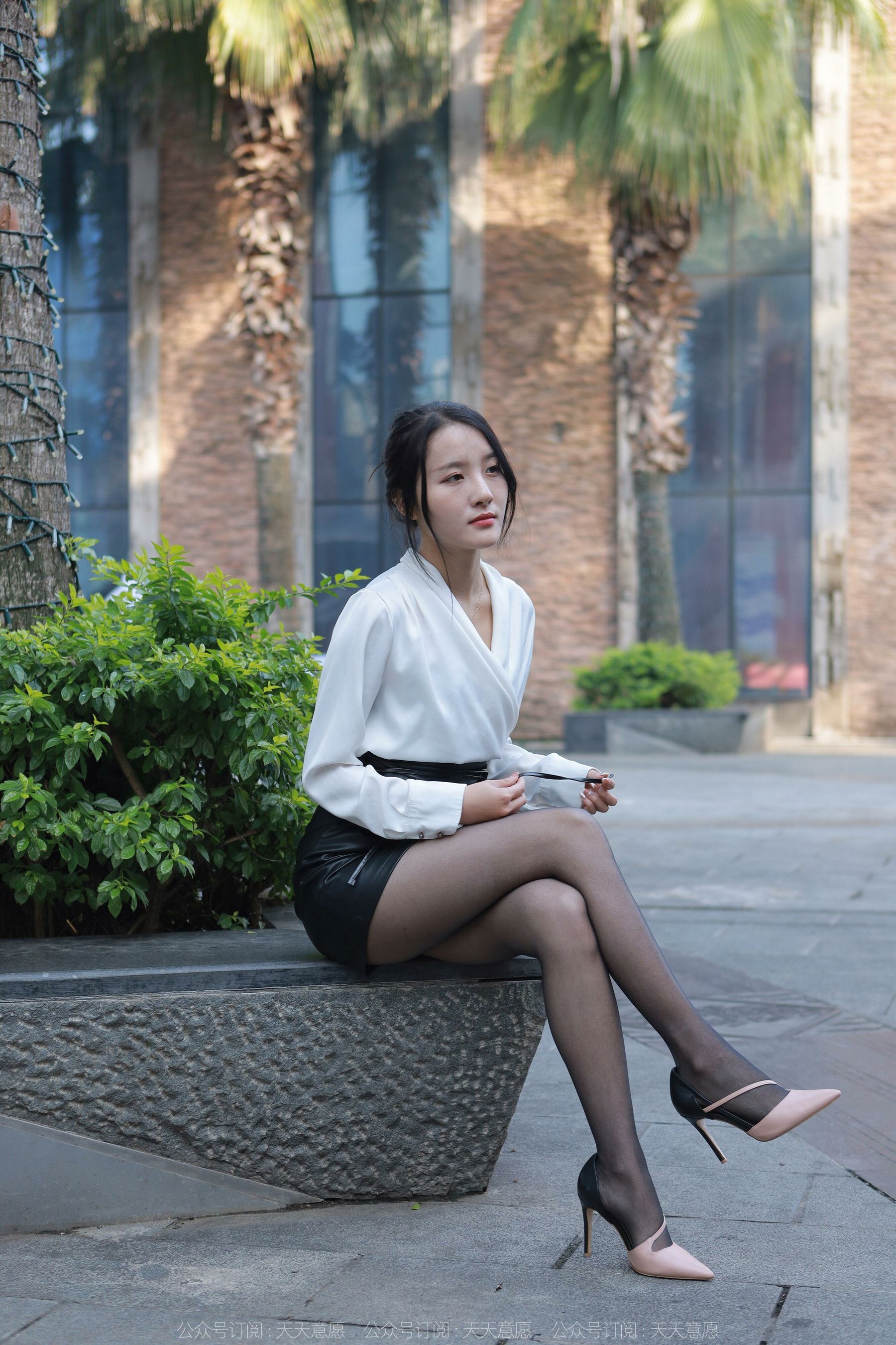 [异思趣向IESS] 模特：婉萍《嘿丝皮裙街拍》