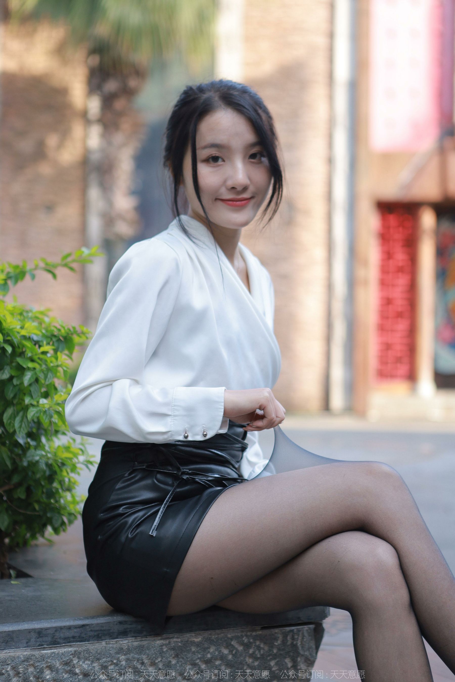 [异思趣向IESS] 模特：婉萍《嘿丝皮裙街拍》
