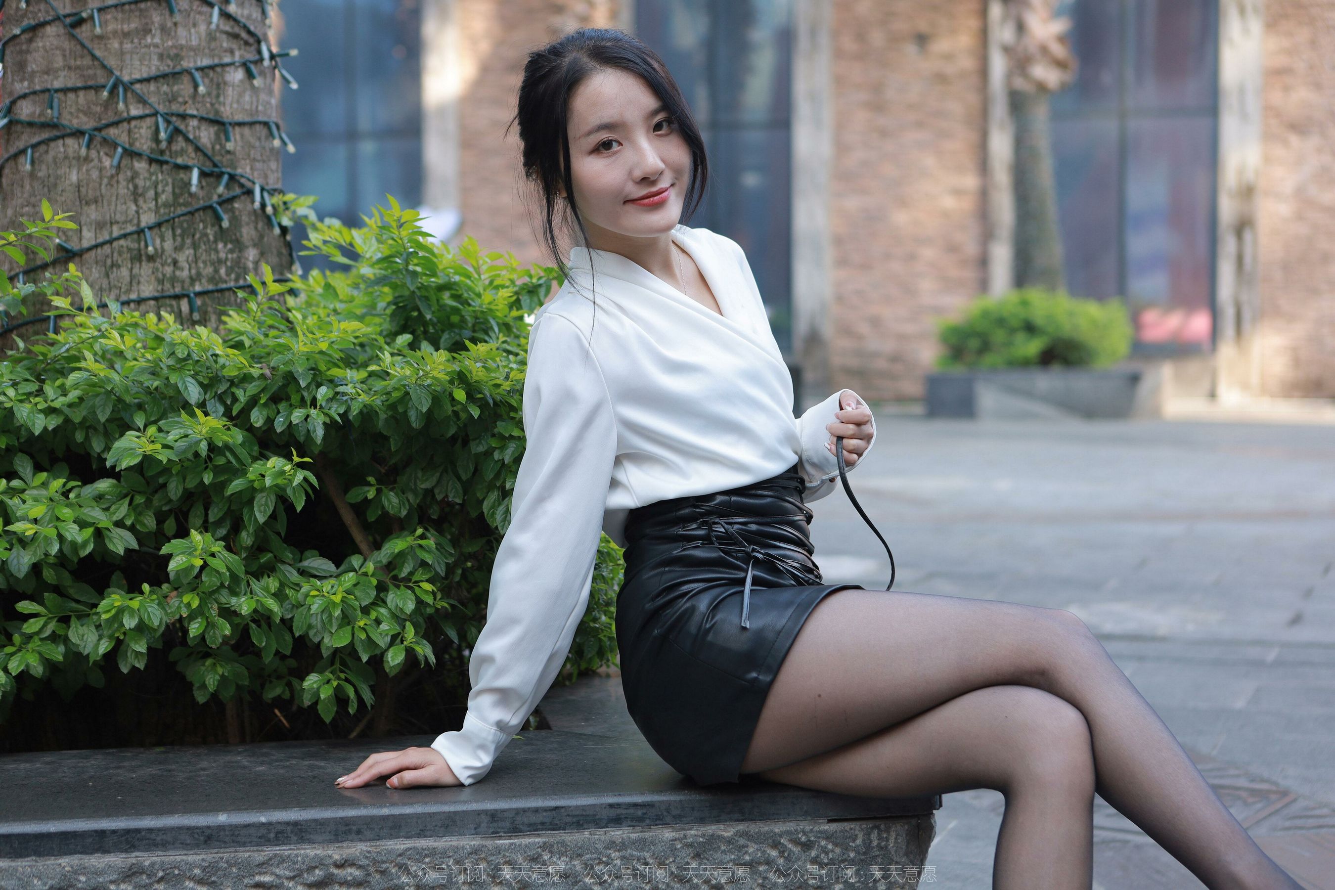 [异思趣向IESS] 模特：婉萍《嘿丝皮裙街拍》