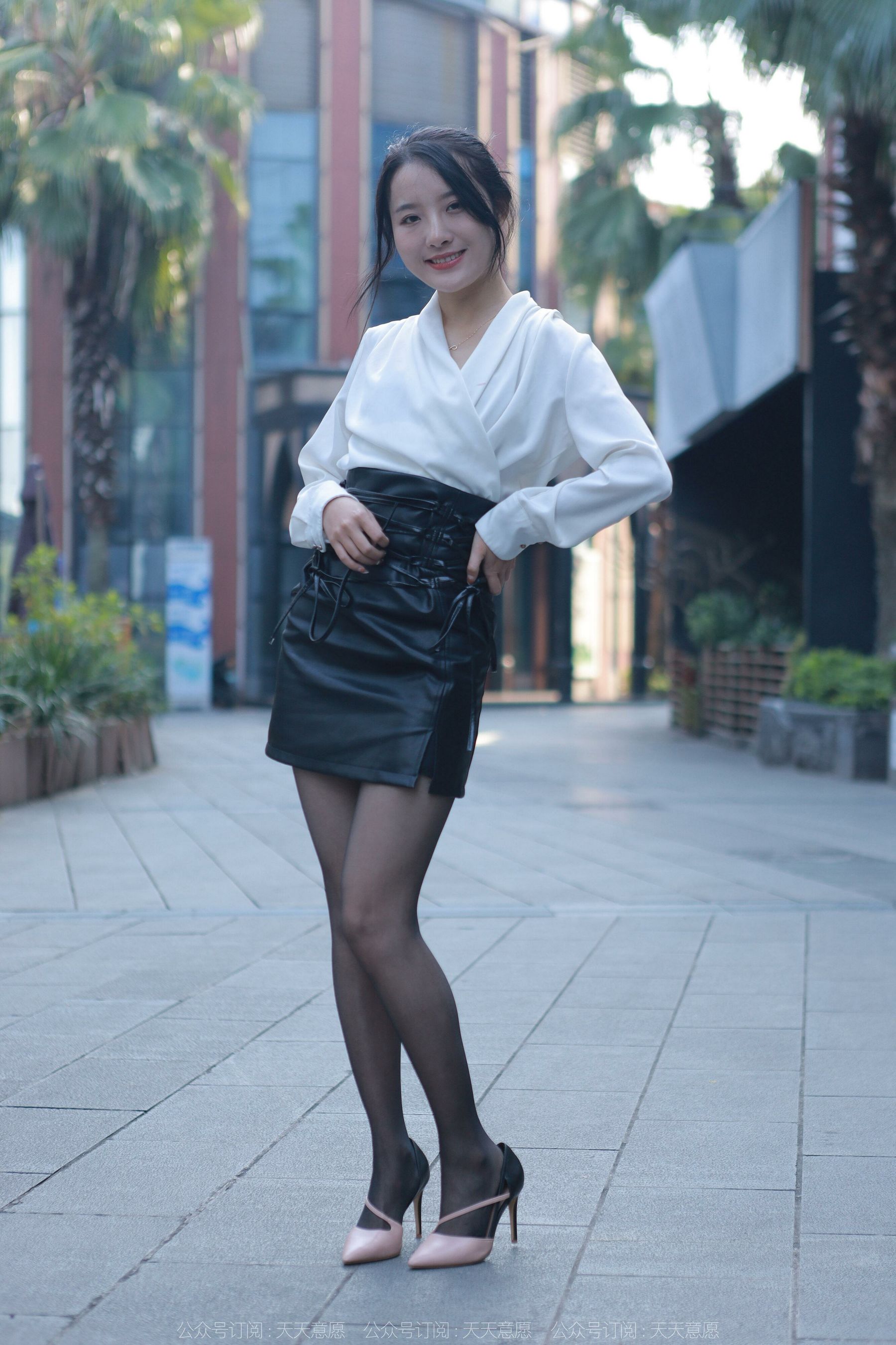 [异思趣向IESS] 模特：婉萍《嘿丝皮裙街拍》