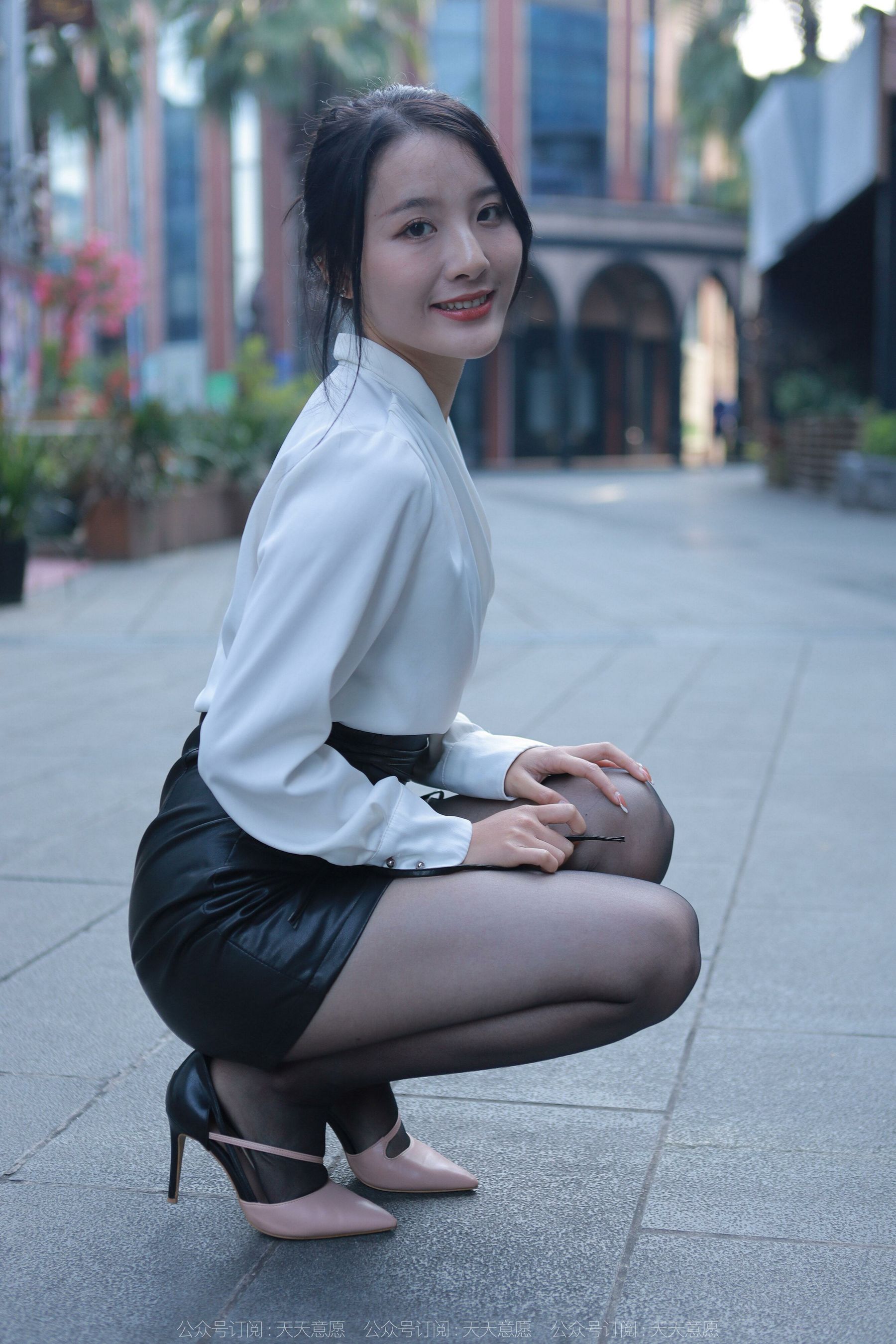 [异思趣向IESS] 模特：婉萍《嘿丝皮裙街拍》