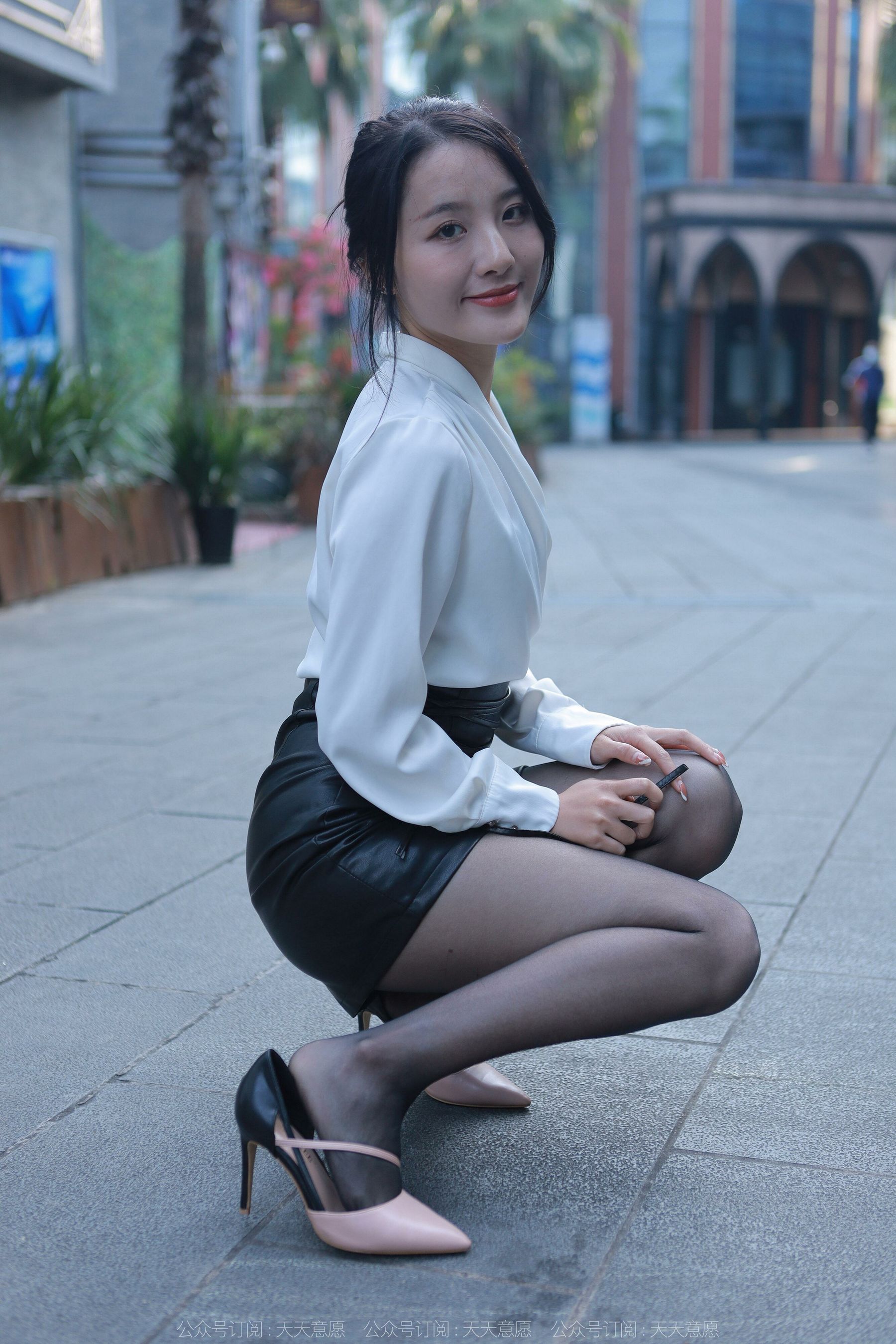 [异思趣向IESS] 模特：婉萍《嘿丝皮裙街拍》
