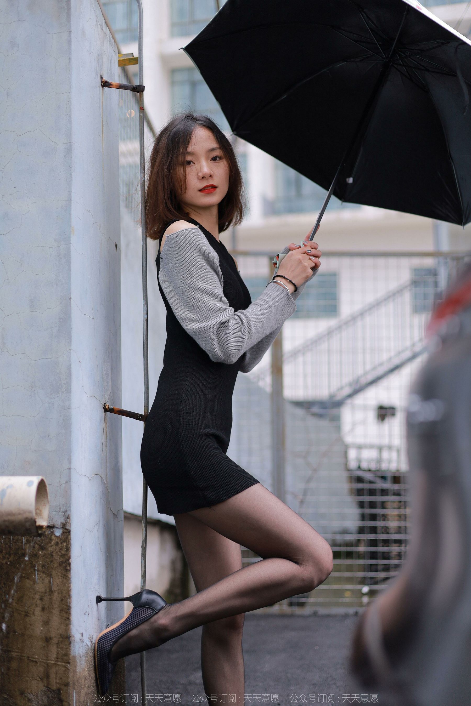 [异思趣向IESS] 模特：小六《雨中的嘿丝》