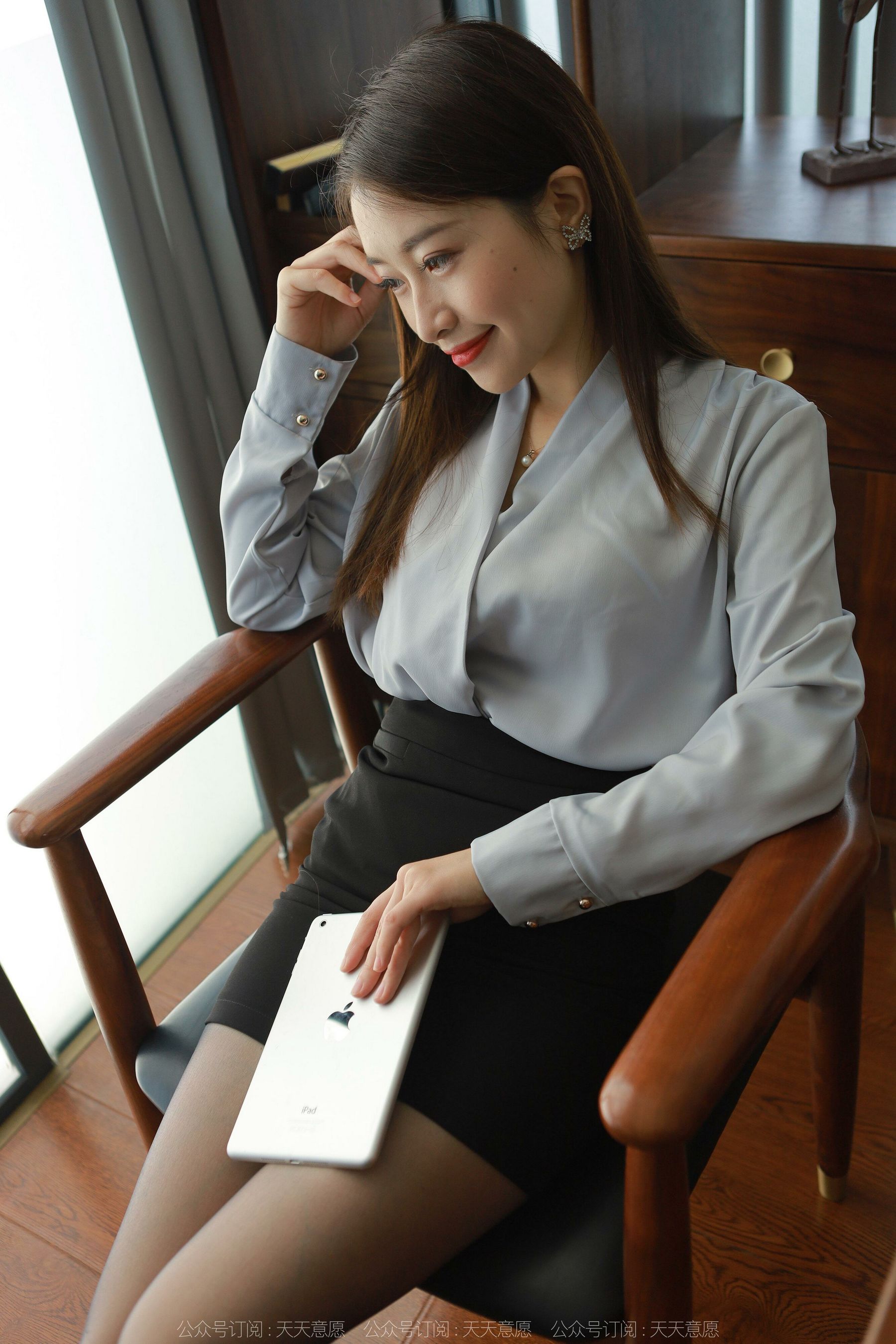 [异思趣向IESS] 模特：小婕《办公室的甜蜜蜜》