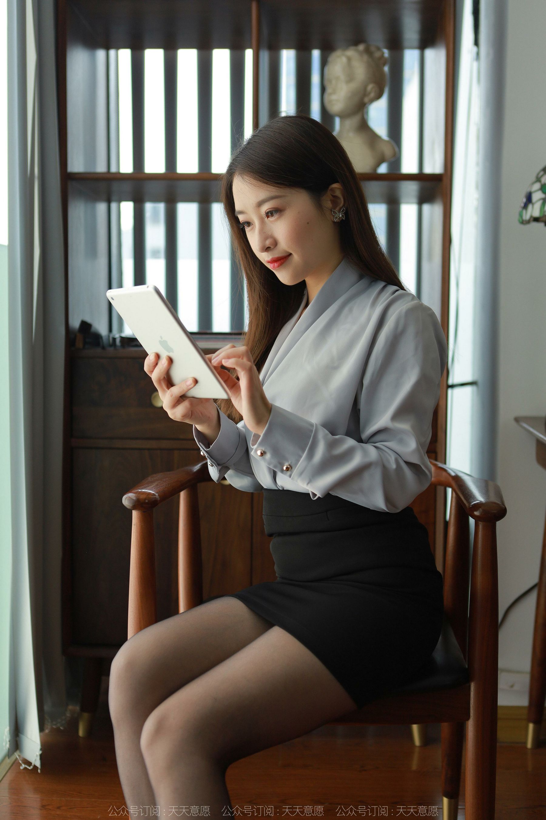 [异思趣向IESS] 模特：小婕《办公室的甜蜜蜜》