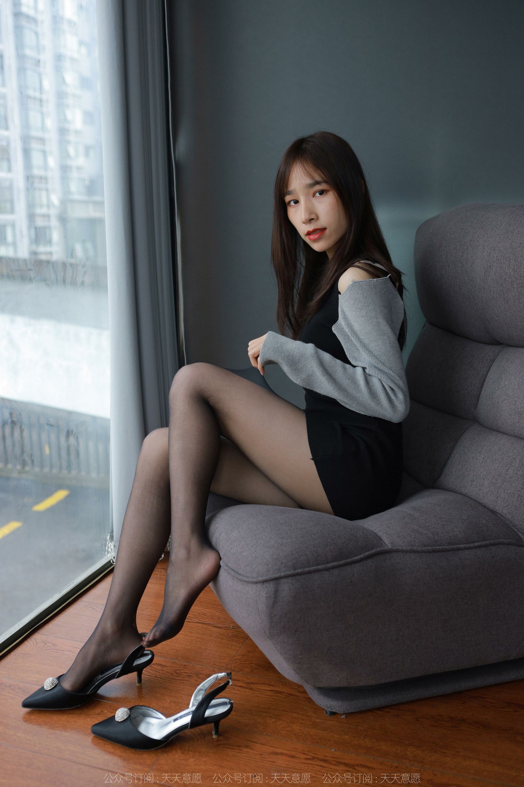[异思趣向IESS] 模特：美子《沙发上的黑丝》