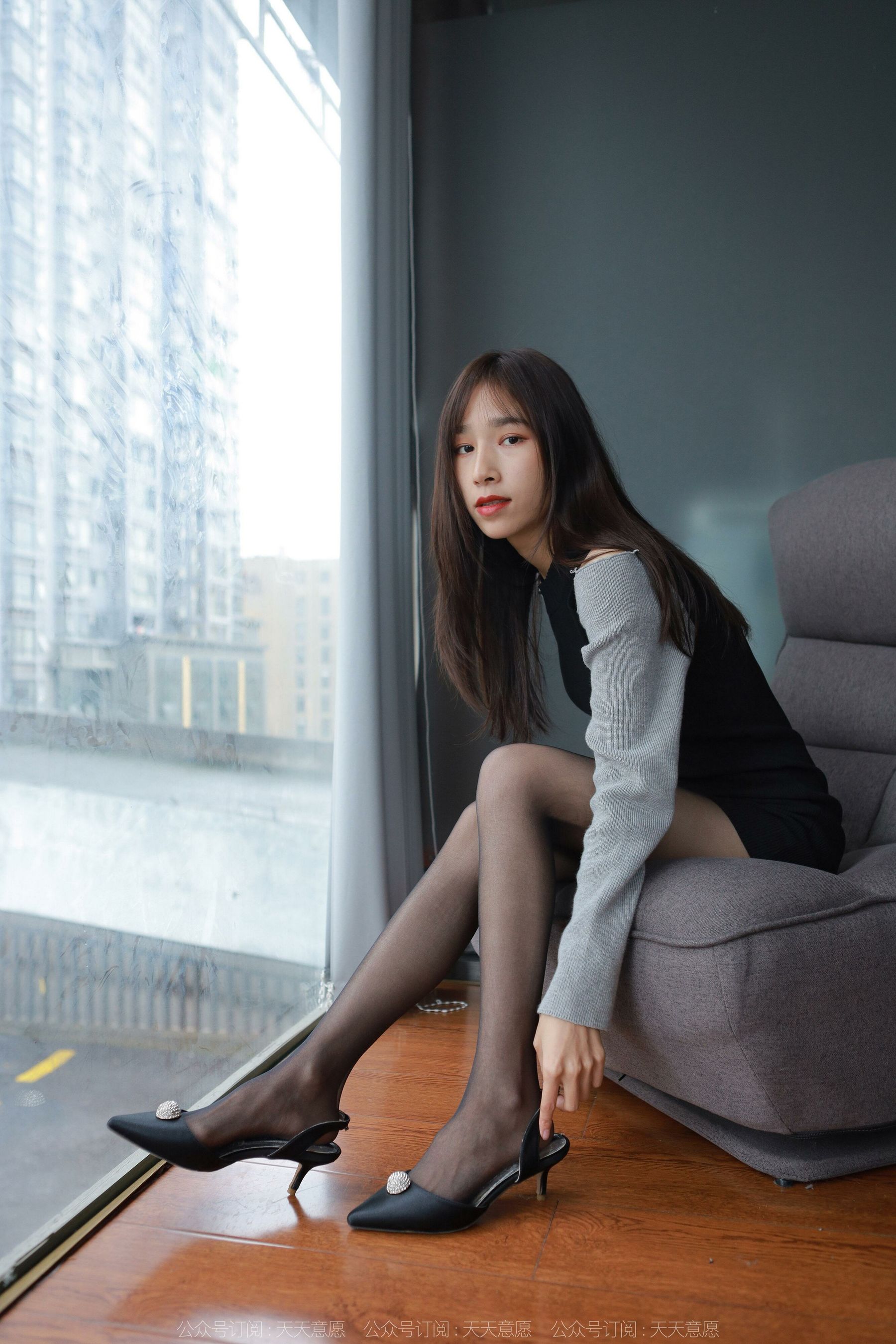 [异思趣向IESS] 模特：美子《沙发上的黑丝》