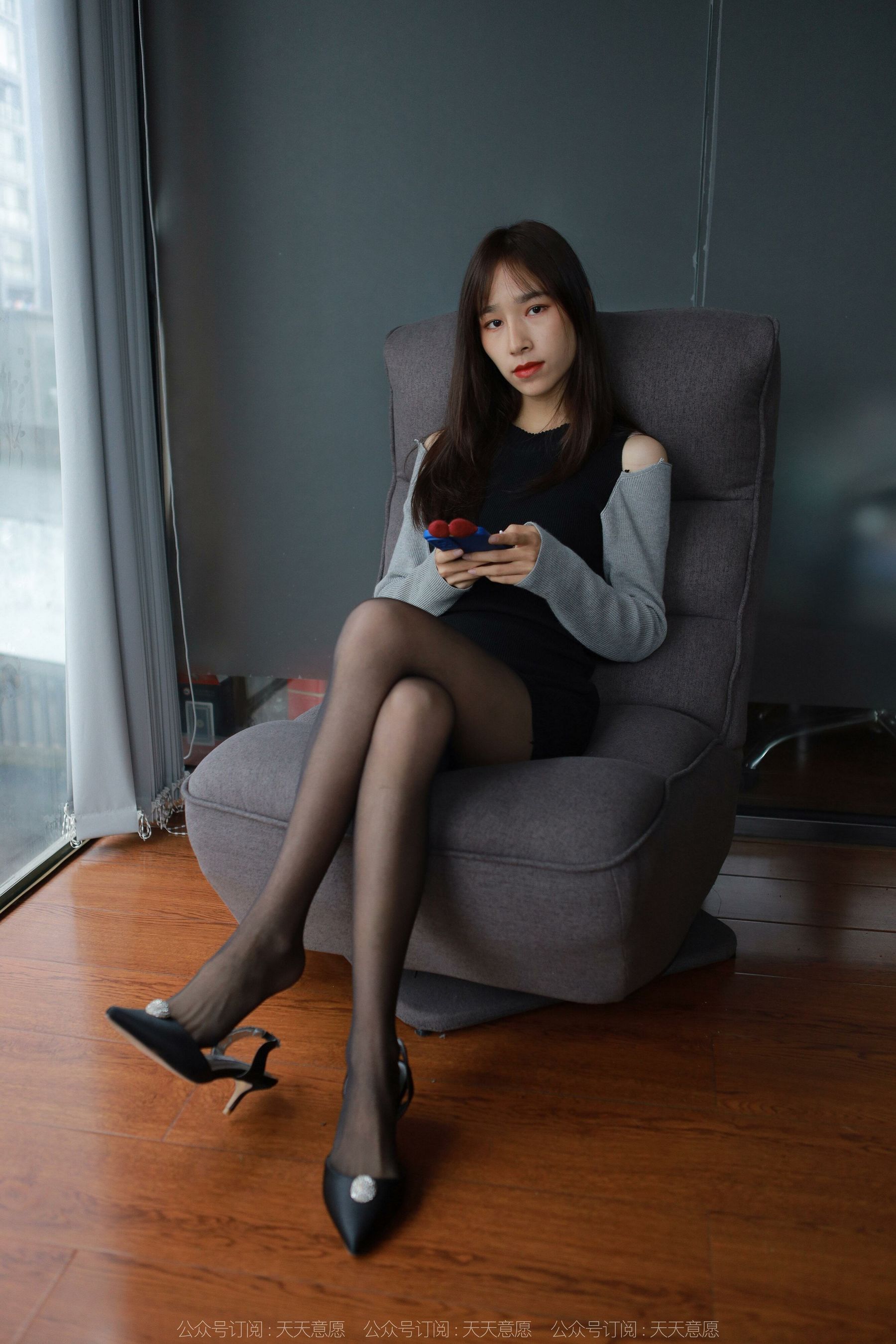 [异思趣向IESS] 模特：美子《沙发上的黑丝》