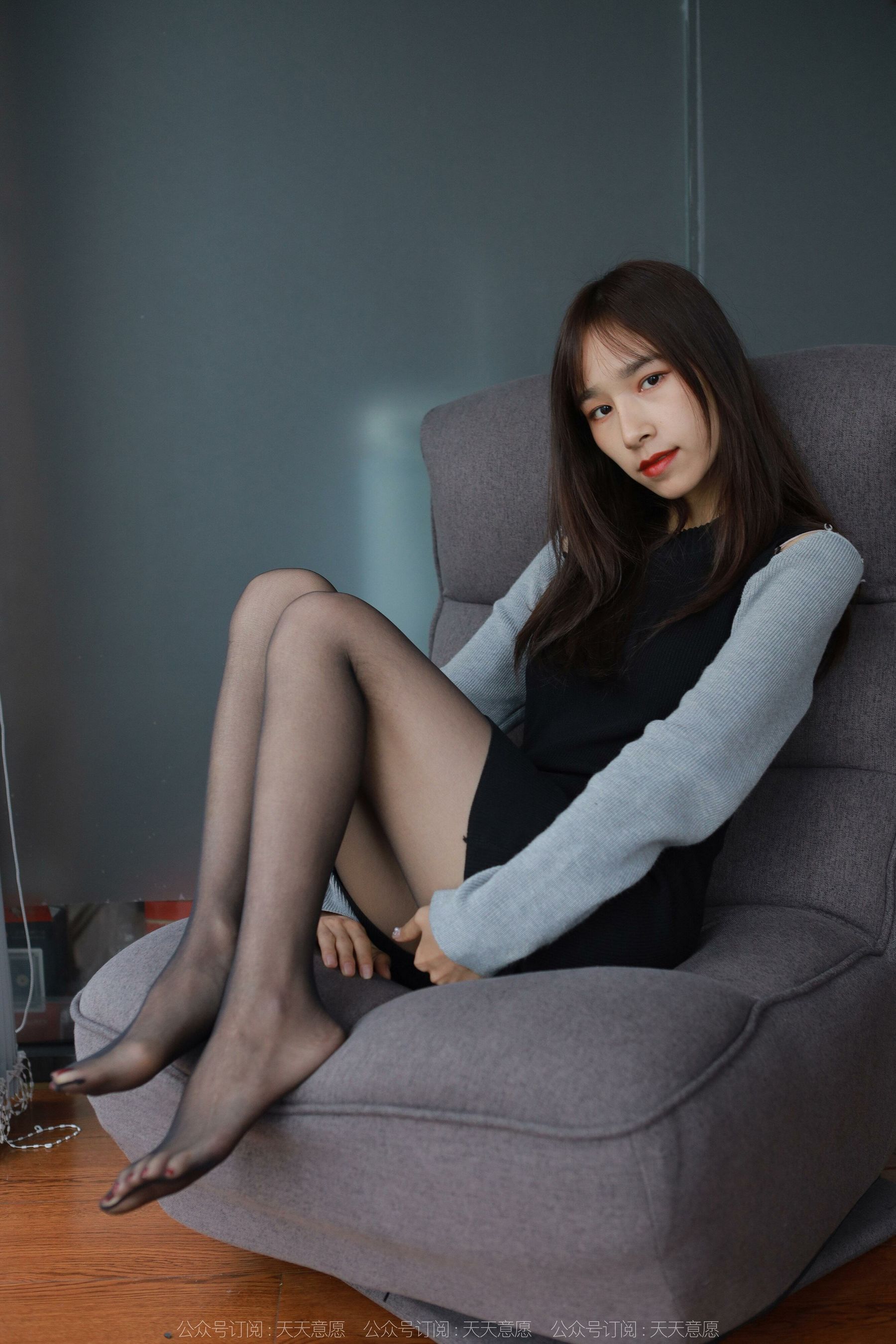 [异思趣向IESS] 模特：美子《沙发上的黑丝》