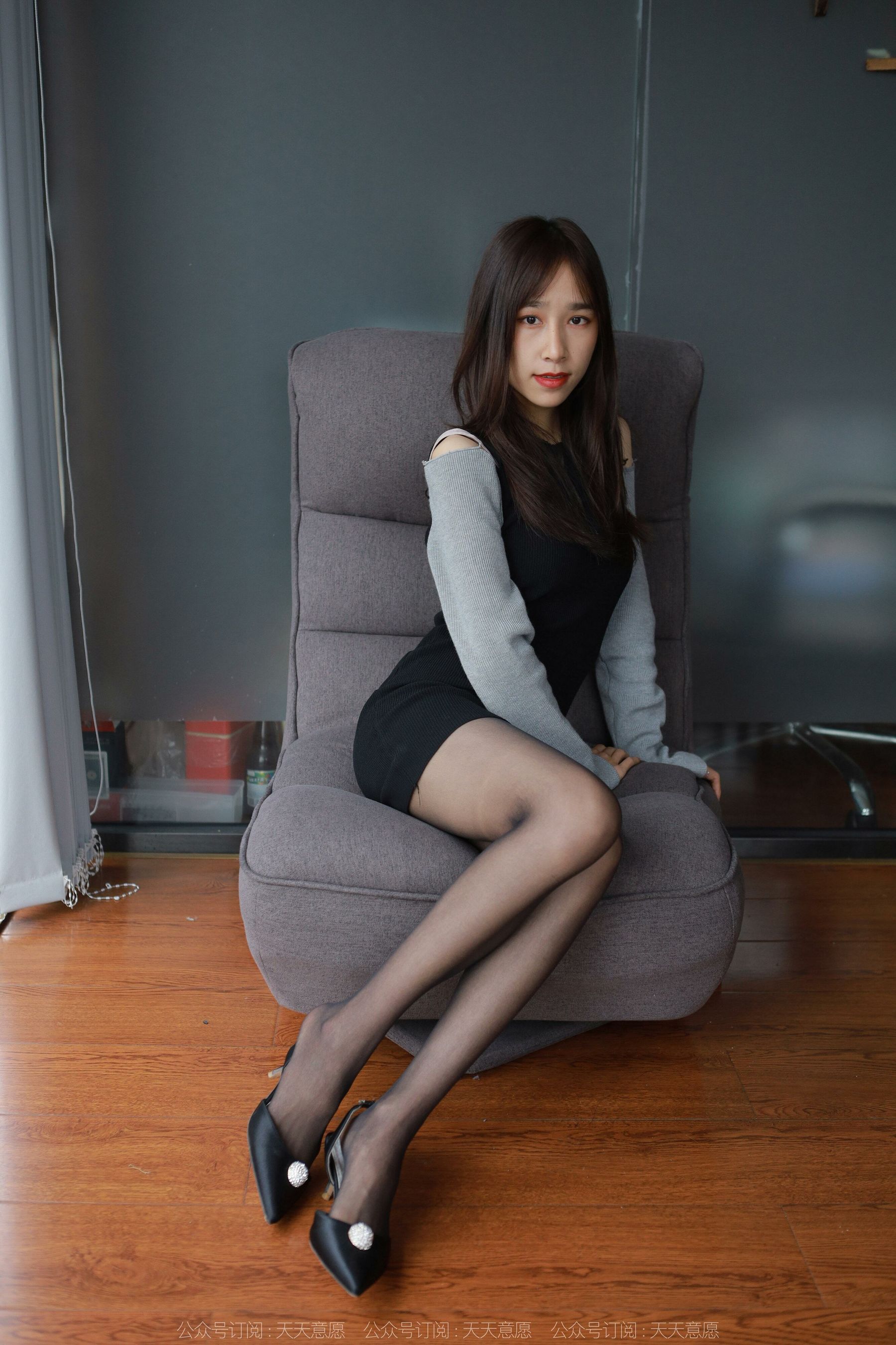 [异思趣向IESS] 模特：美子《沙发上的黑丝》