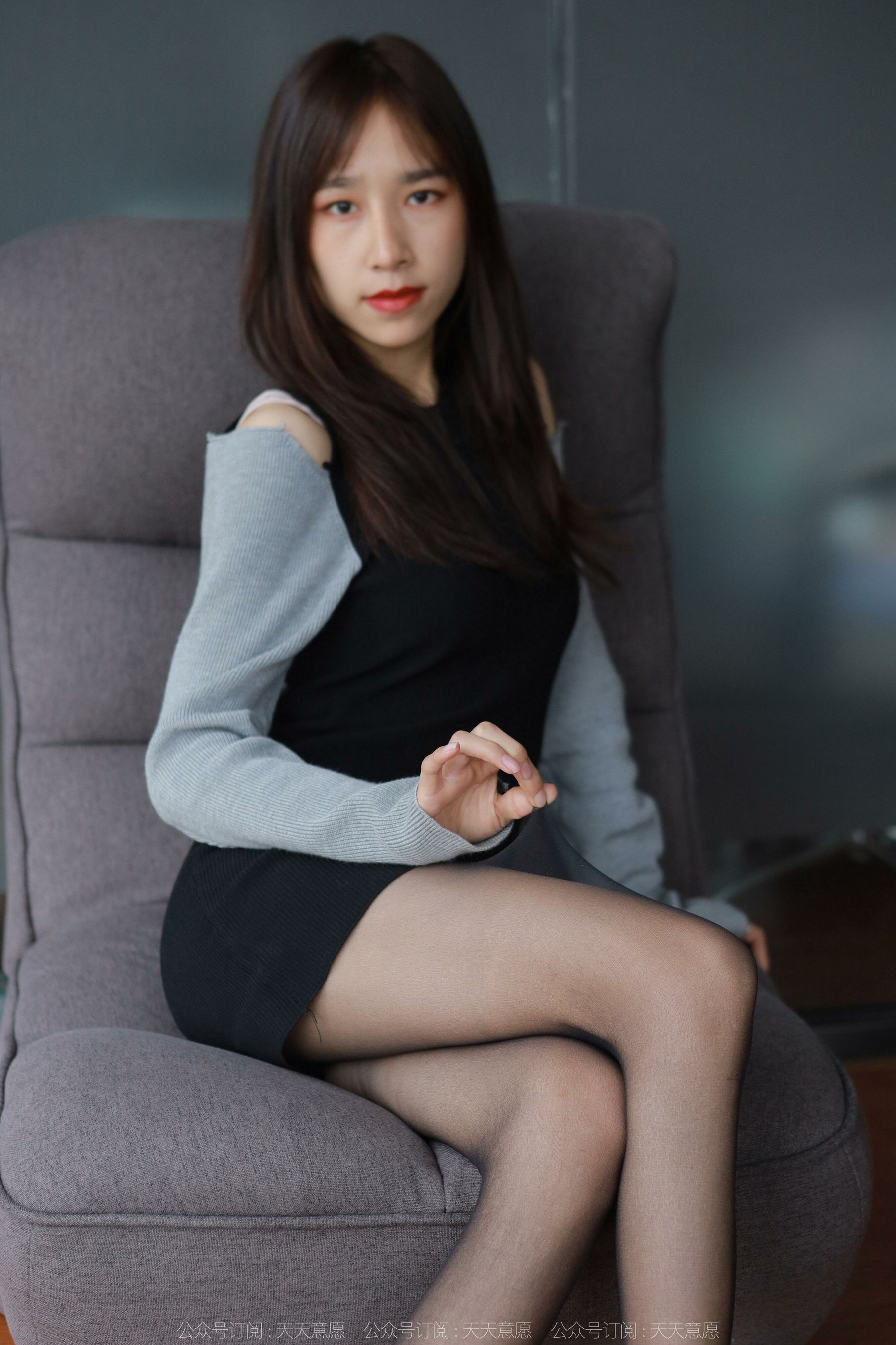 [异思趣向IESS] 模特：美子《沙发上的黑丝》
