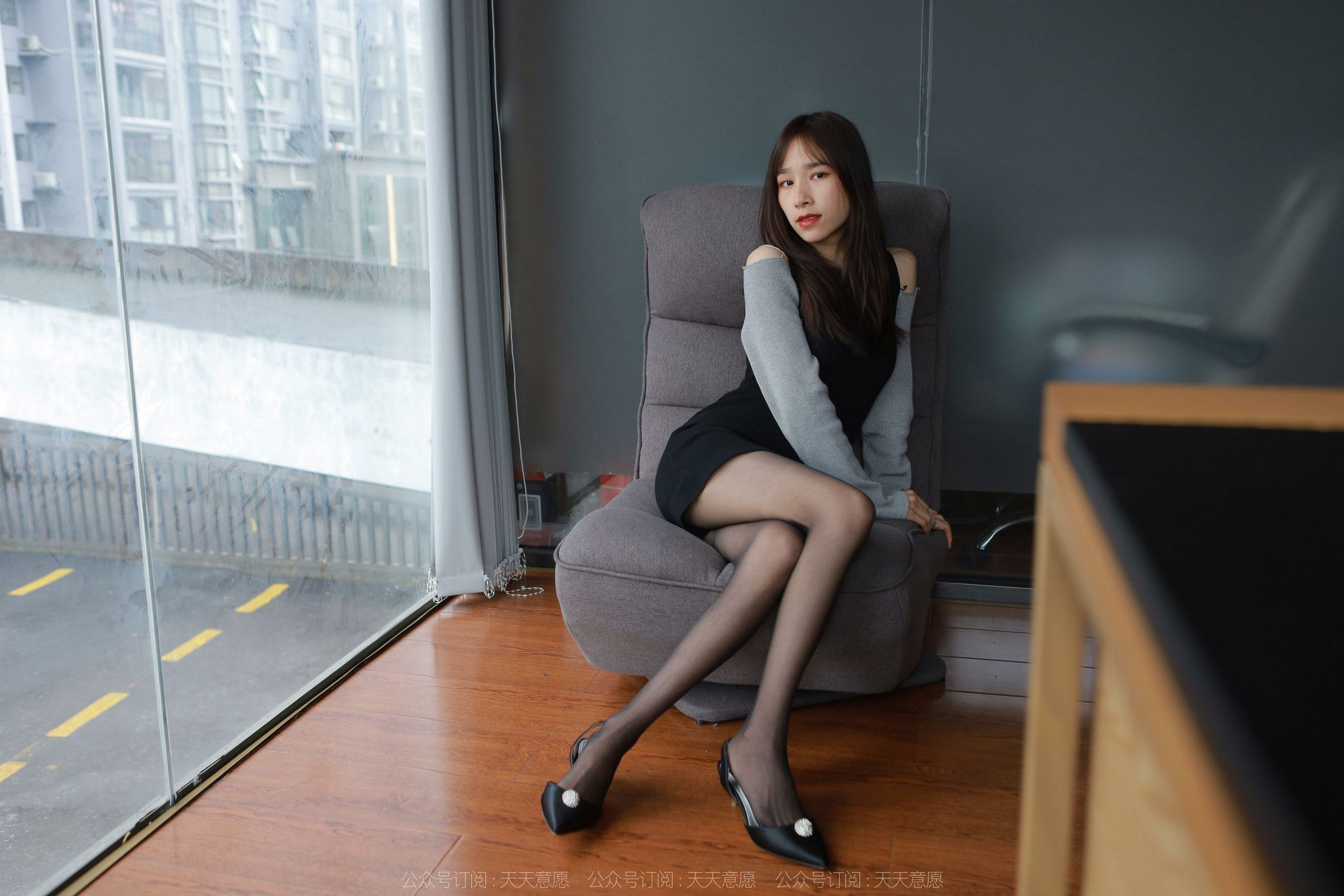 [异思趣向IESS] 模特：美子《沙发上的黑丝》