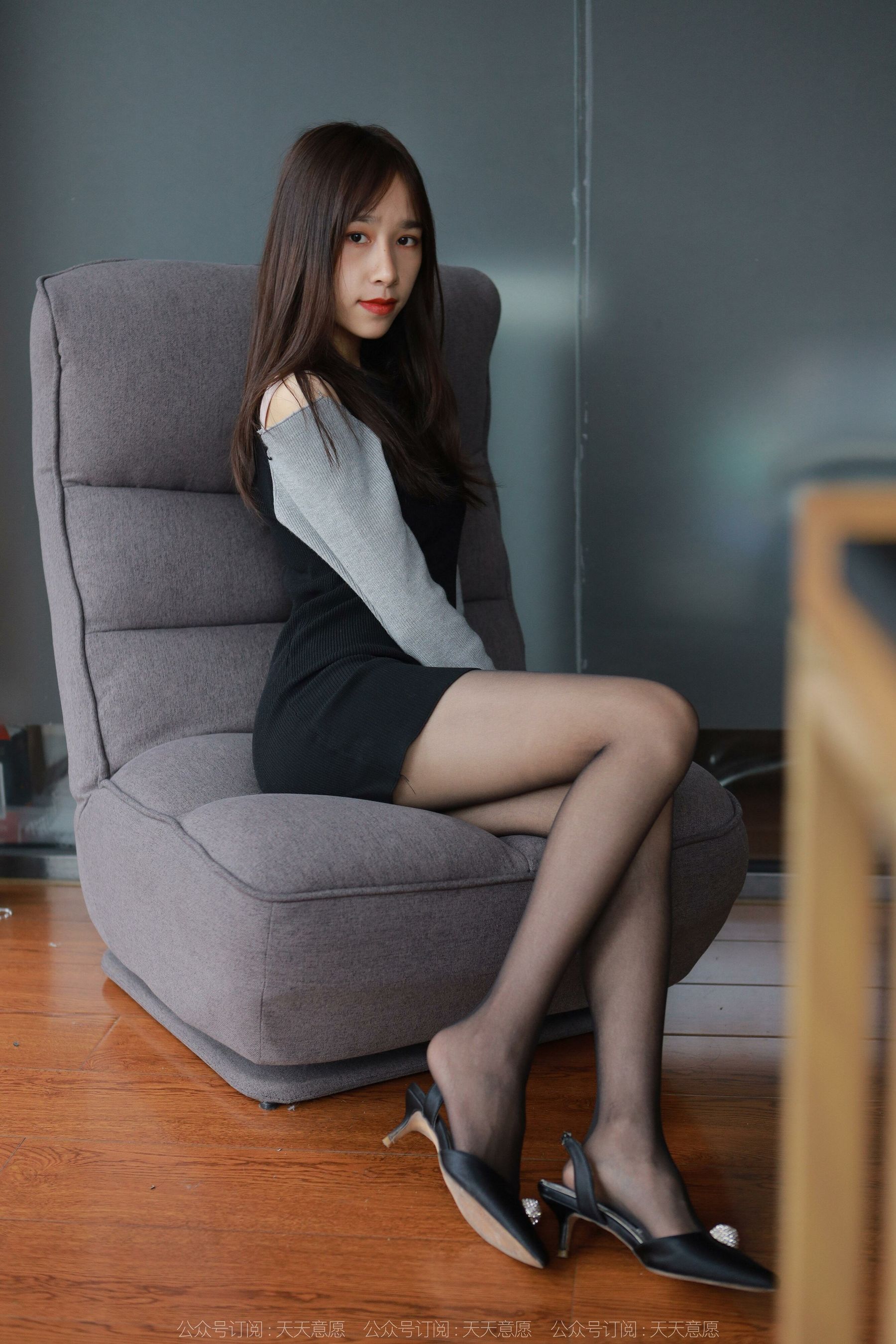 [异思趣向IESS] 模特：美子《沙发上的黑丝》