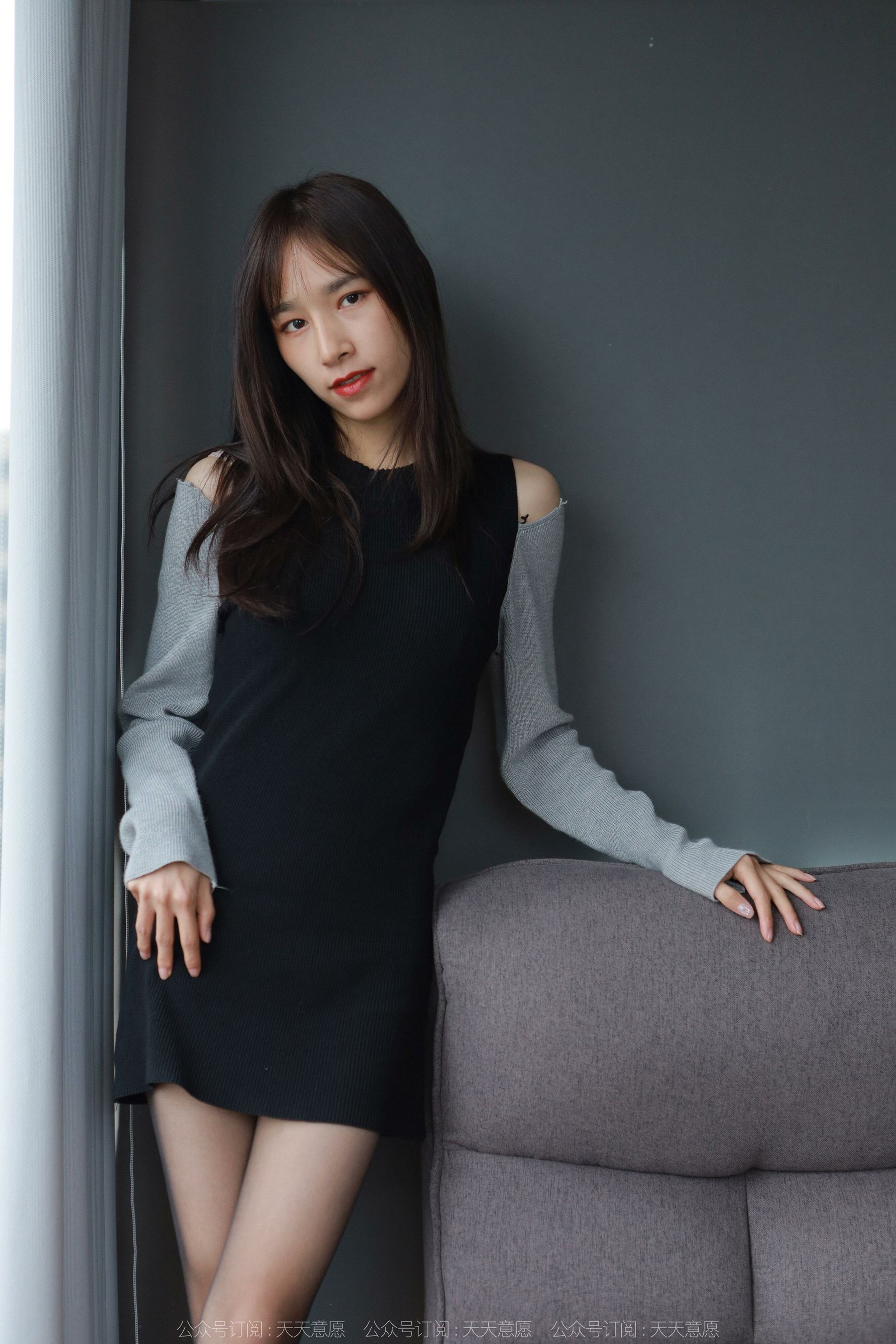 [异思趣向IESS] 模特：美子《沙发上的黑丝》