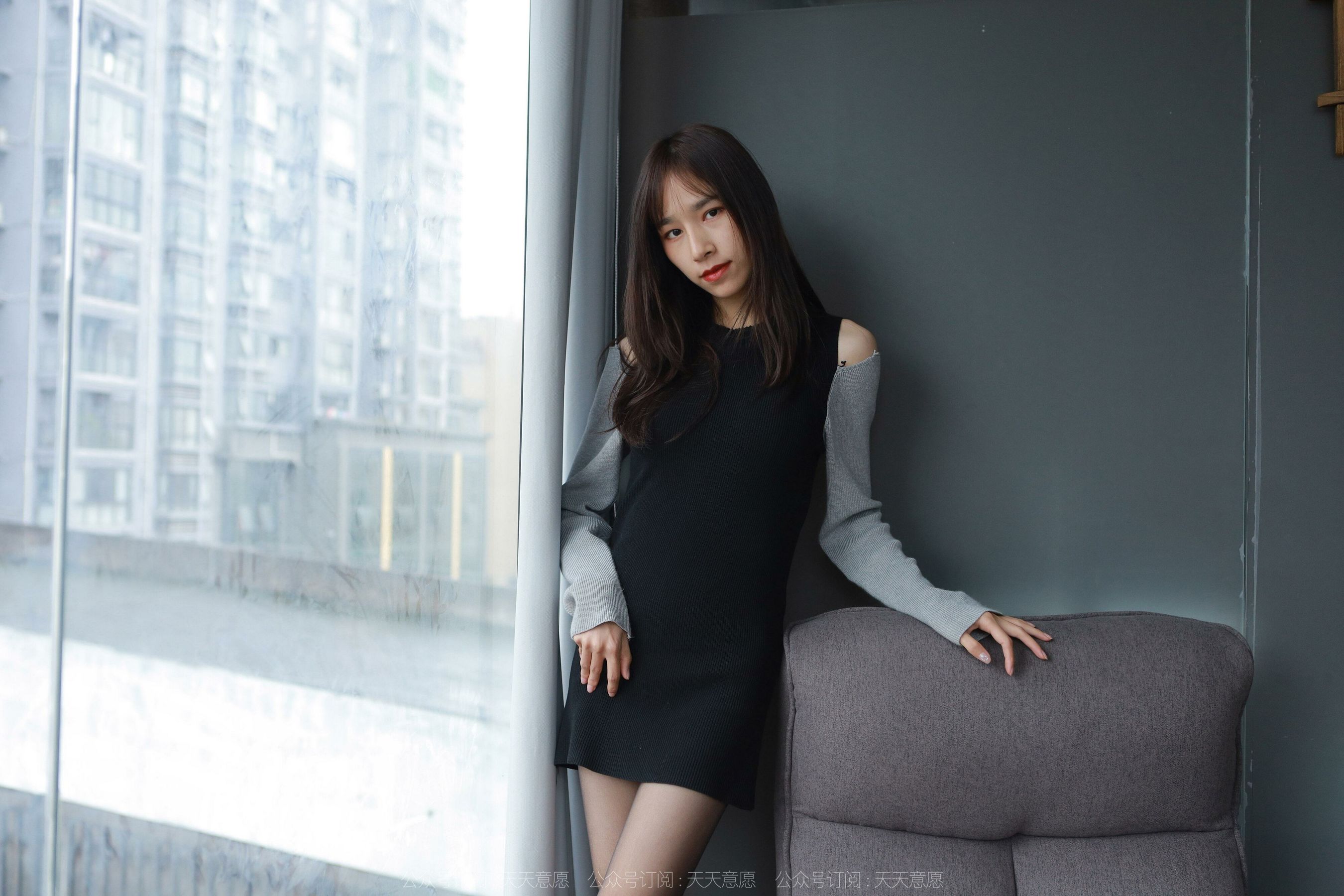 [异思趣向IESS] 模特：美子《沙发上的黑丝》