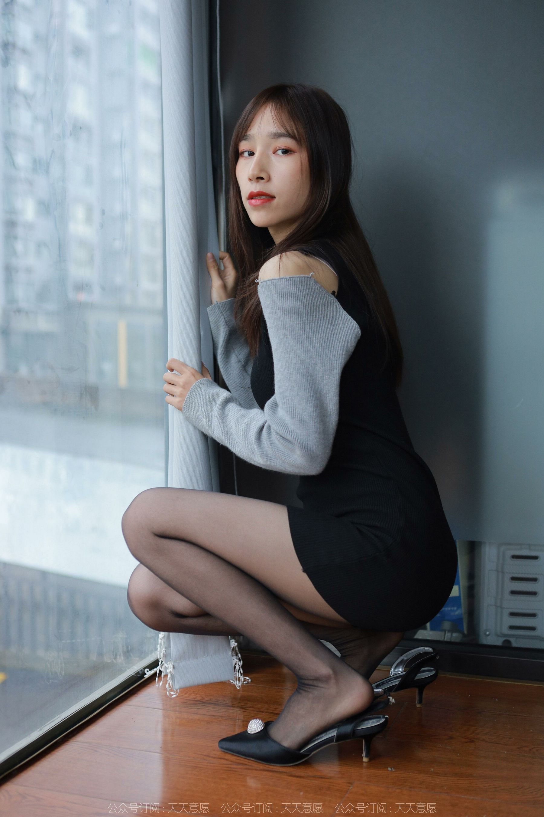 [异思趣向IESS] 模特：美子《沙发上的黑丝》